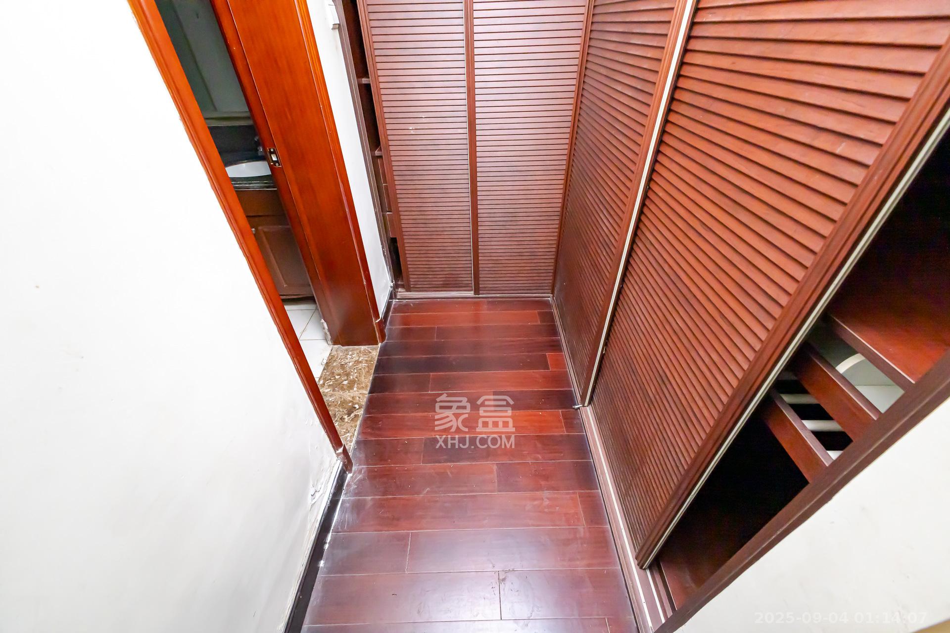 恒大名都 4室2厅2卫 76.50万 恒大名都 4室2厅2卫 76.50万卧室