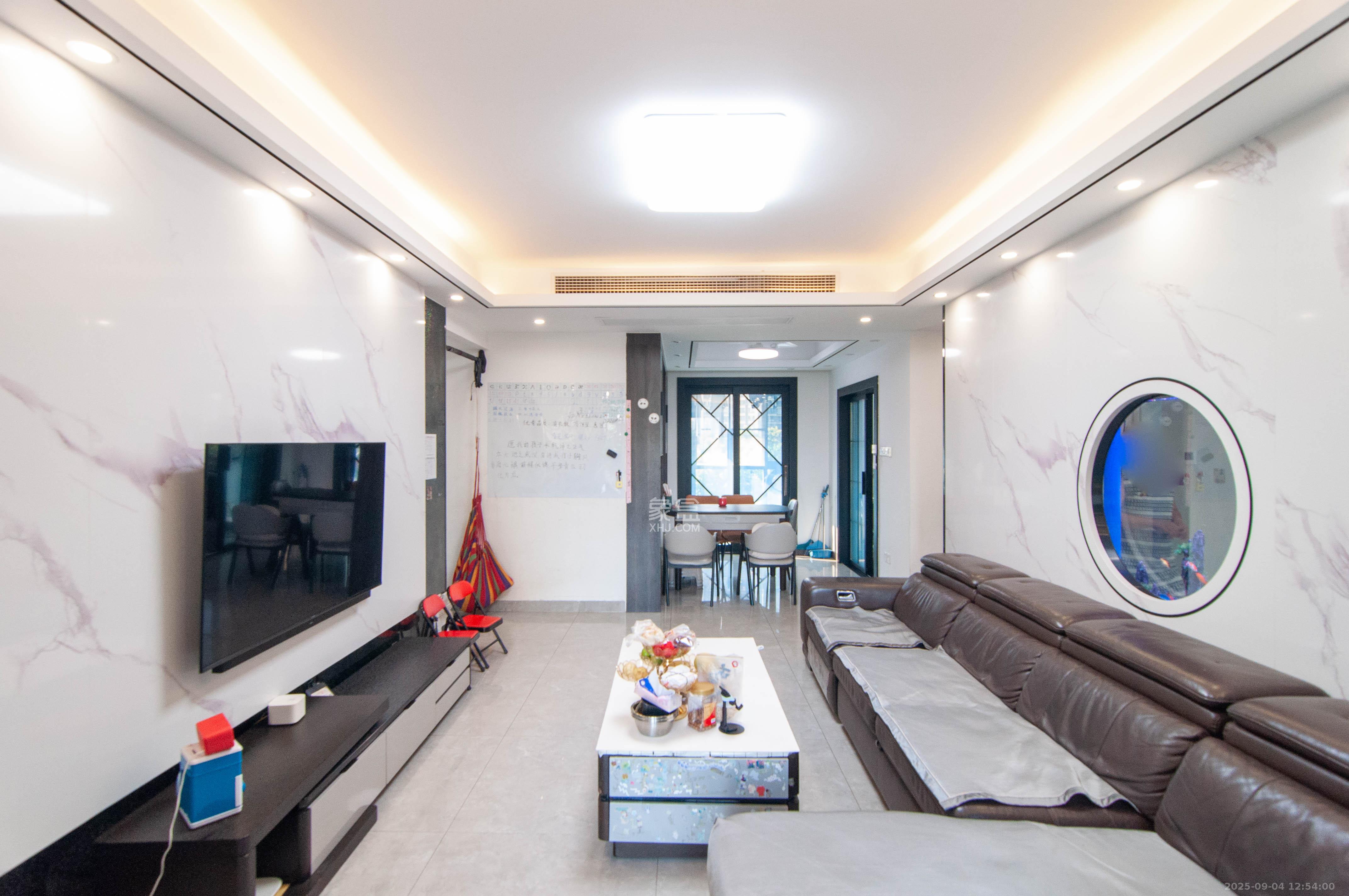 中建梅溪湖中心  4室2厅2卫    170.0万客厅