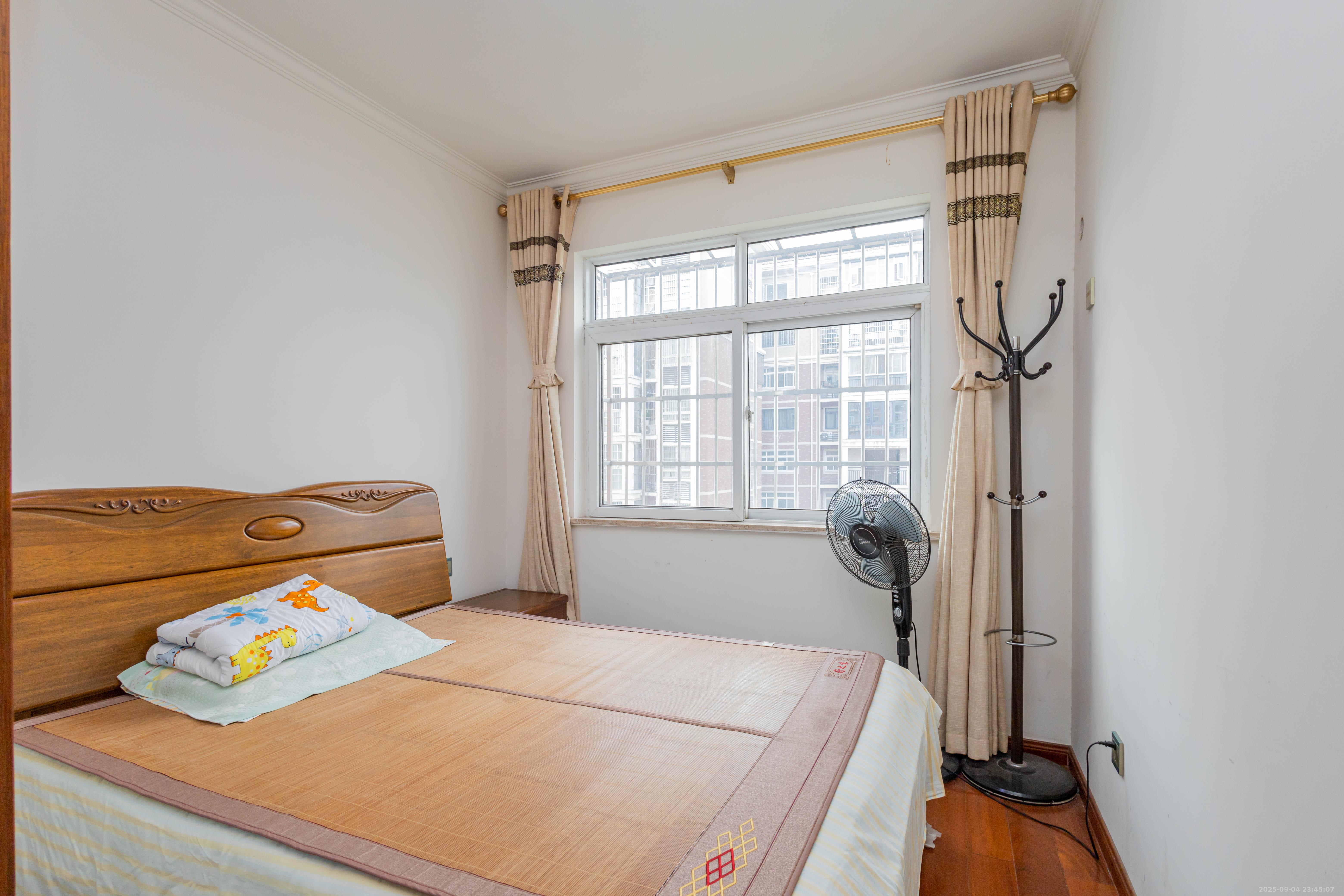 嘉盛和园 4室2厅2卫 99.78万 嘉盛和园 4室2厅2卫 99.78万卧室