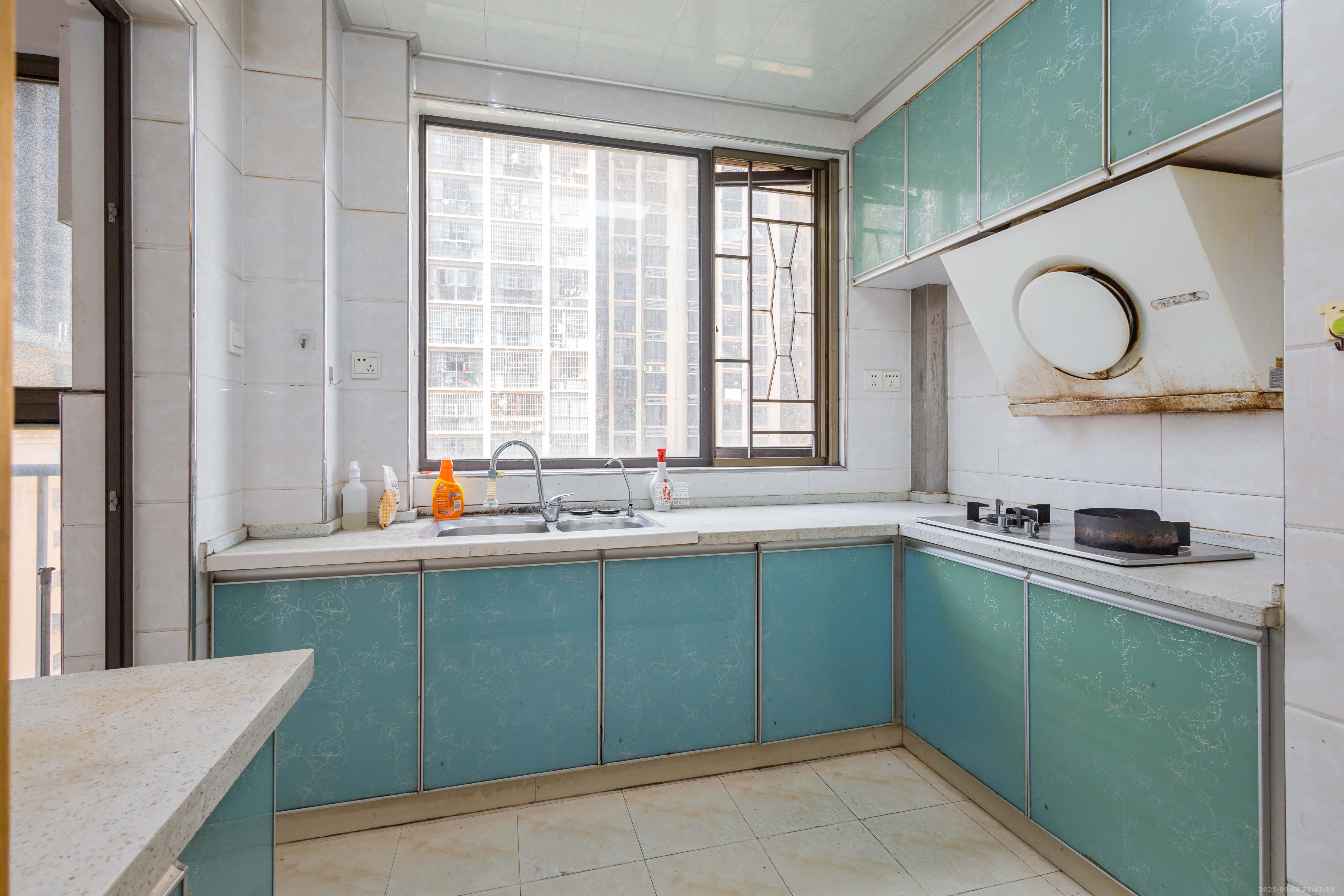 旭辉华庭 4室1厅2卫 75.0万 旭辉华庭 4室1厅2卫 75.0万厨房