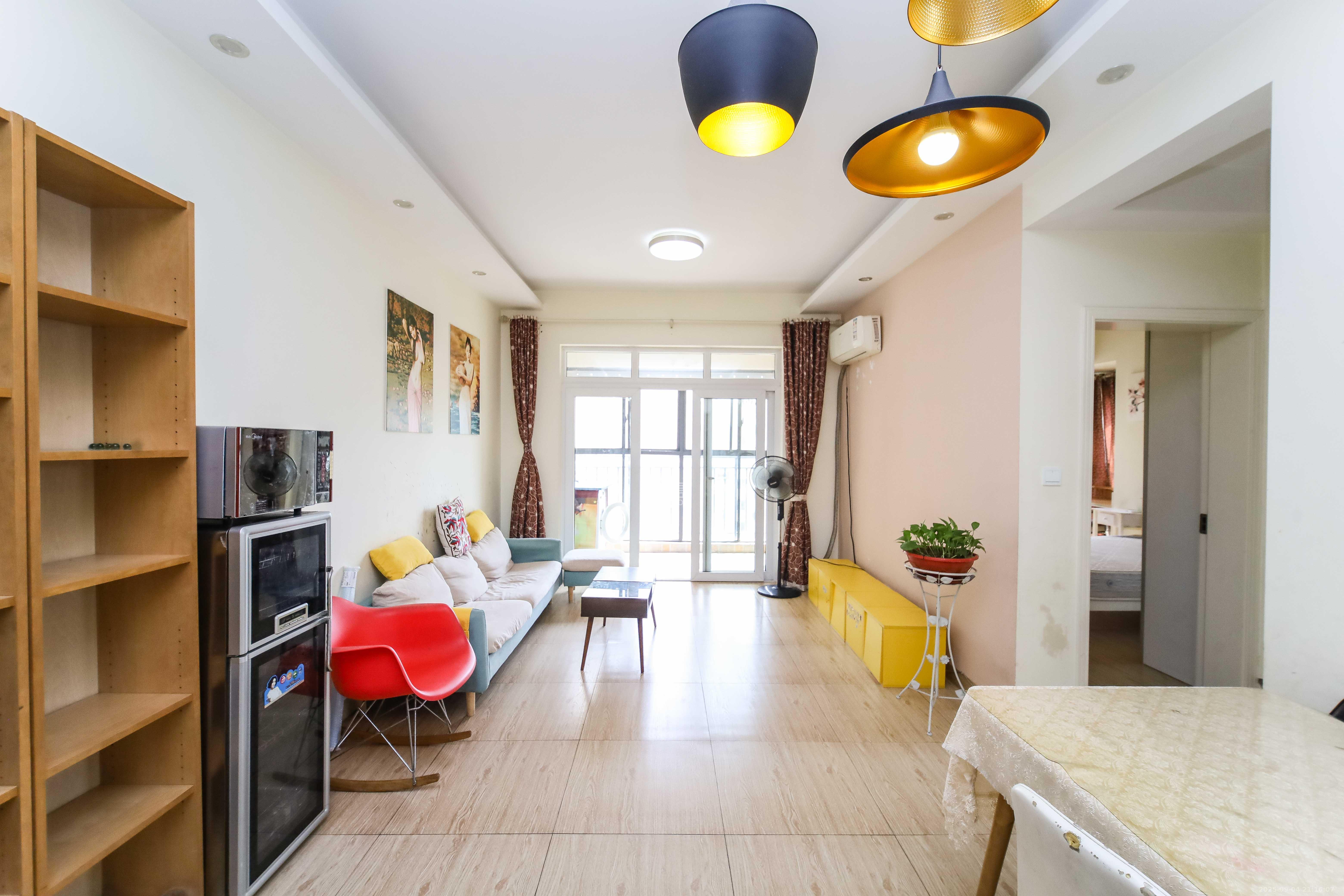 泊爱蓝湾  2室2厅1卫    70.0万 泊爱蓝湾  2室2厅1卫    70.0万客厅