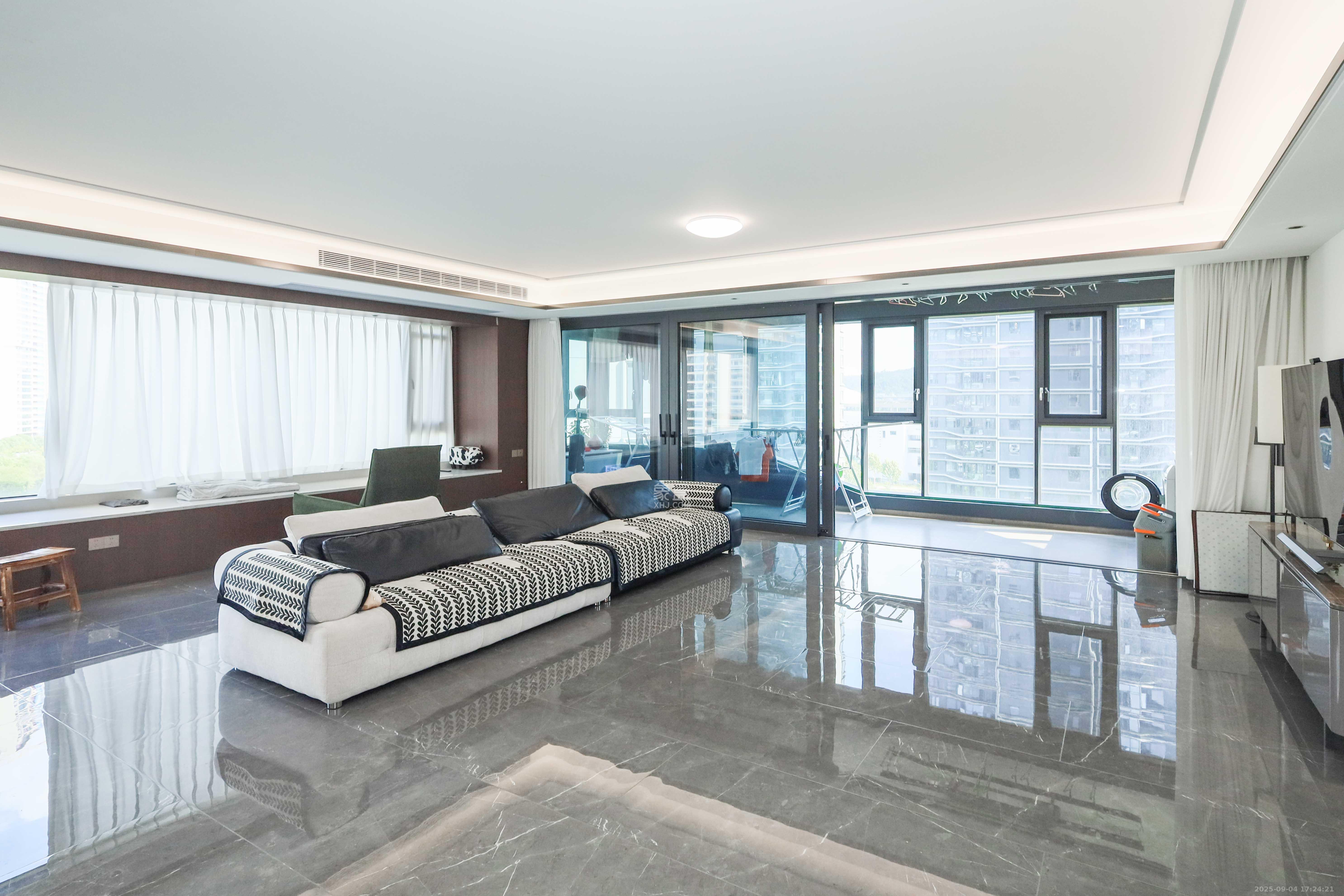 绿城招商桂语雲峯 5室2厅3卫 458.0万 绿城招商桂语雲峯 5室2厅3卫 458.0万客厅