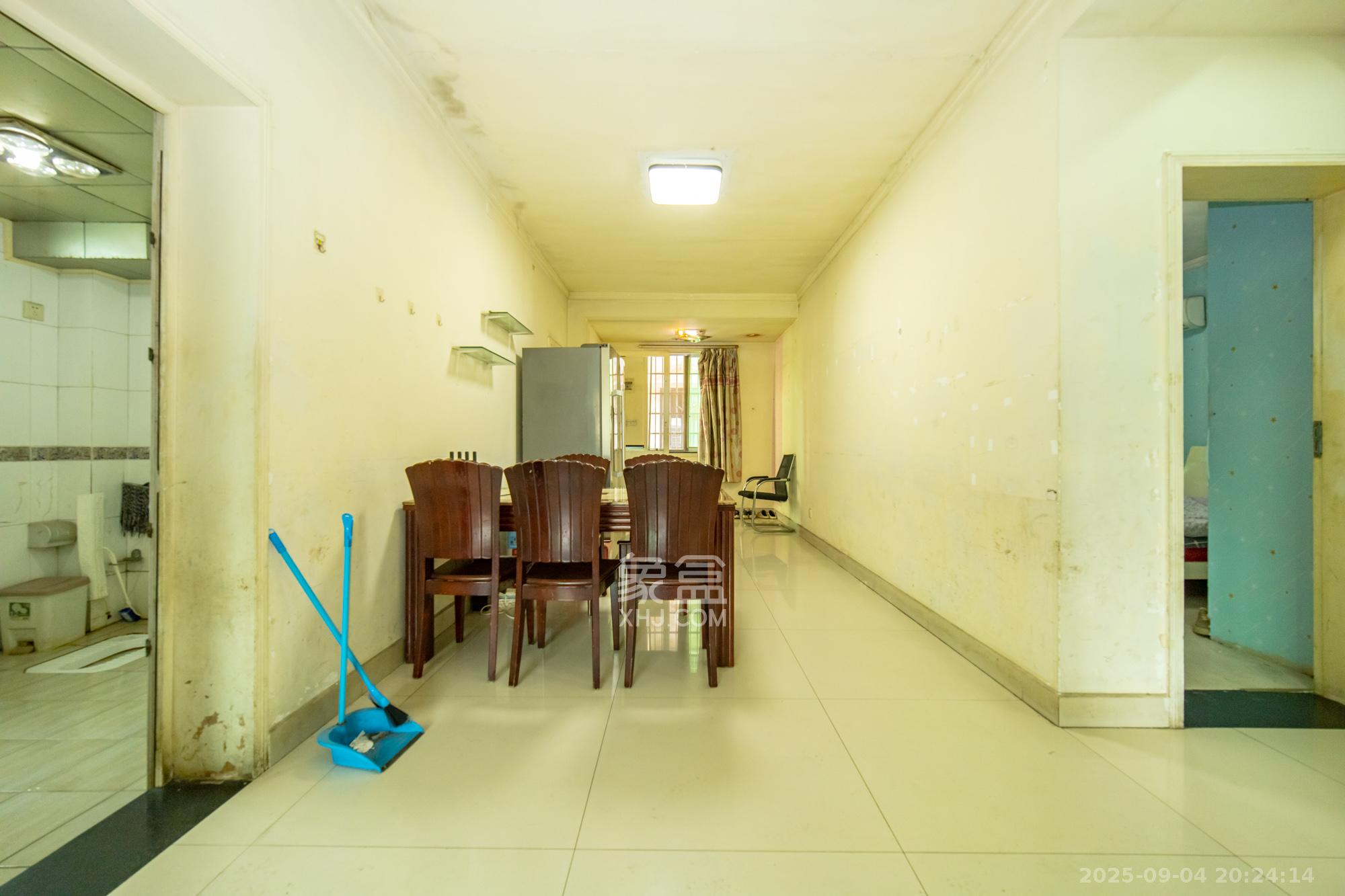 中南汽车世界 4室2厅2卫 46.8万 中南汽车世界 4室2厅2卫 46.8万其他