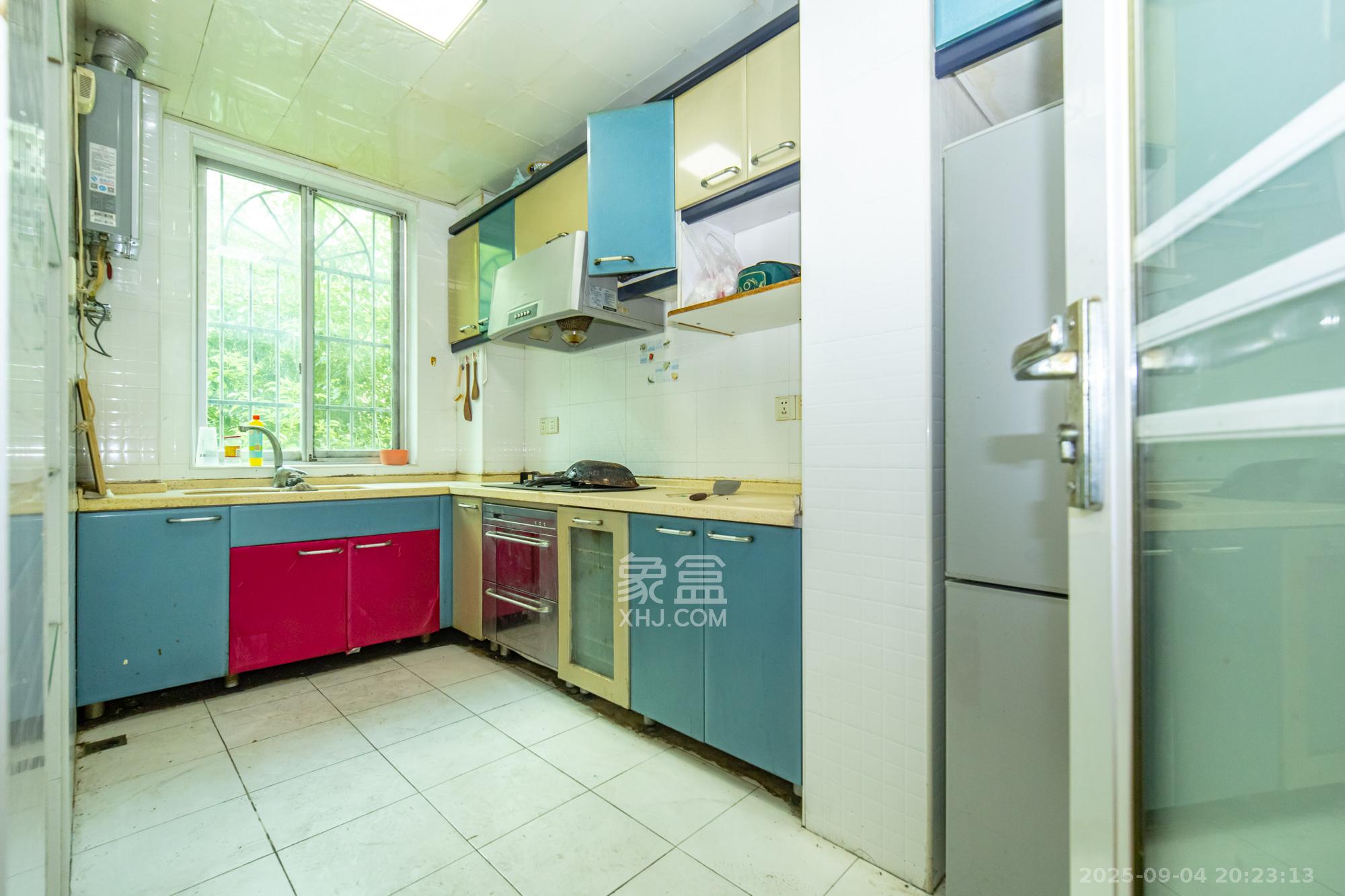 中南汽车世界 3室2厅1卫 38.8万 中南汽车世界 3室2厅1卫 38.8万厨房