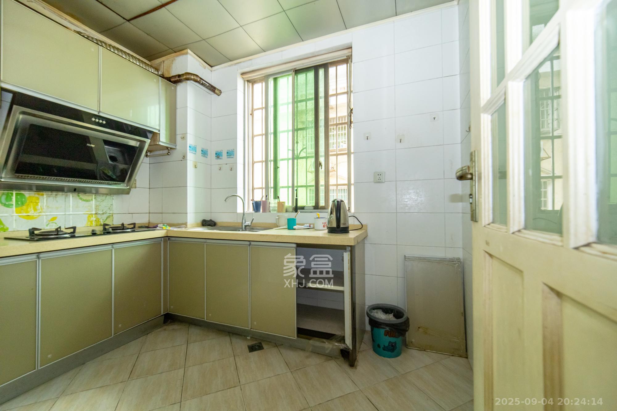 中南汽车世界 4室2厅2卫 46.8万 中南汽车世界 4室2厅2卫 46.8万厨房