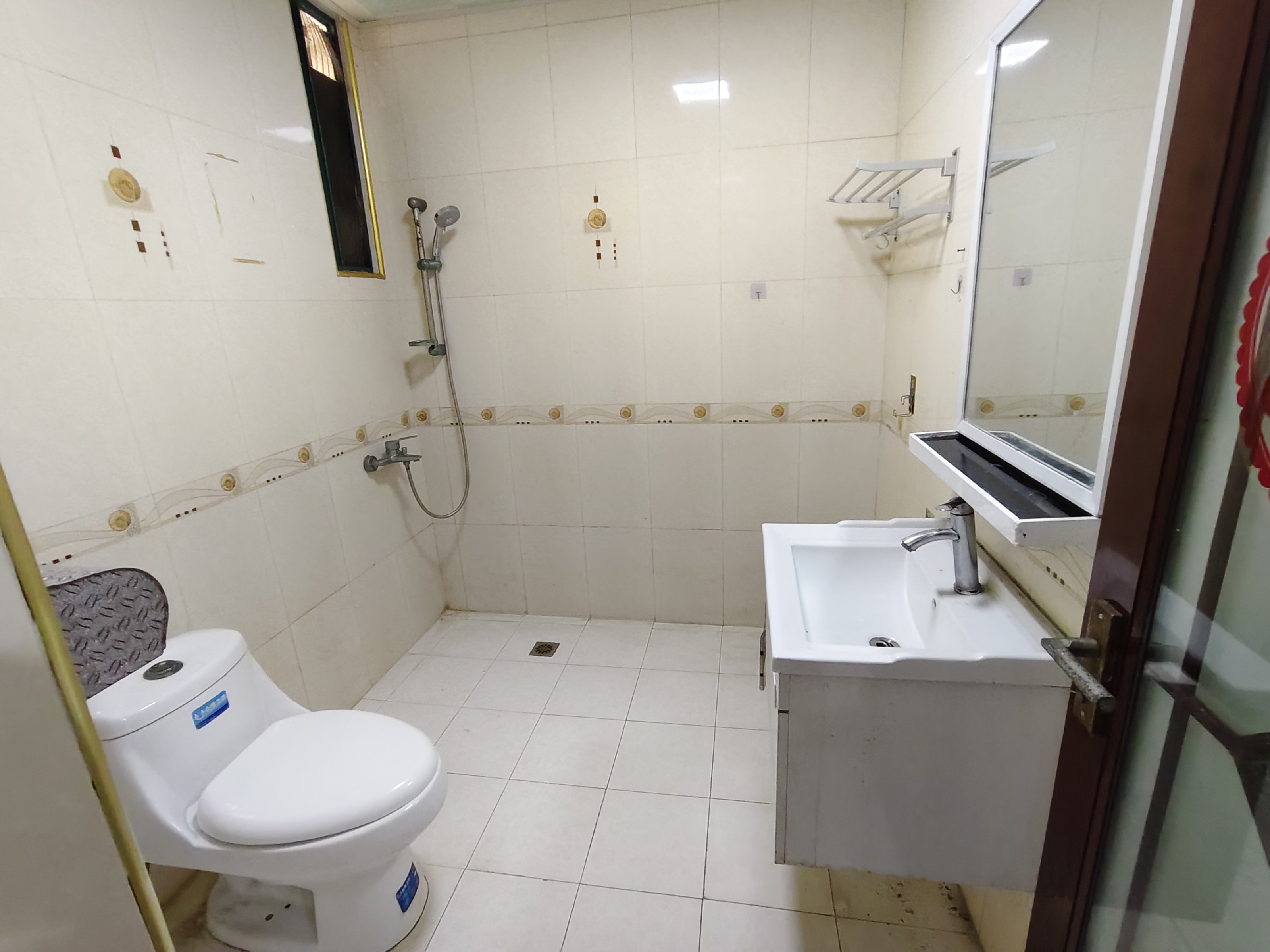 华荣府 3室2厅2卫 2500.0元/月 华荣府 3室2厅2卫 2500.0元/月室内图