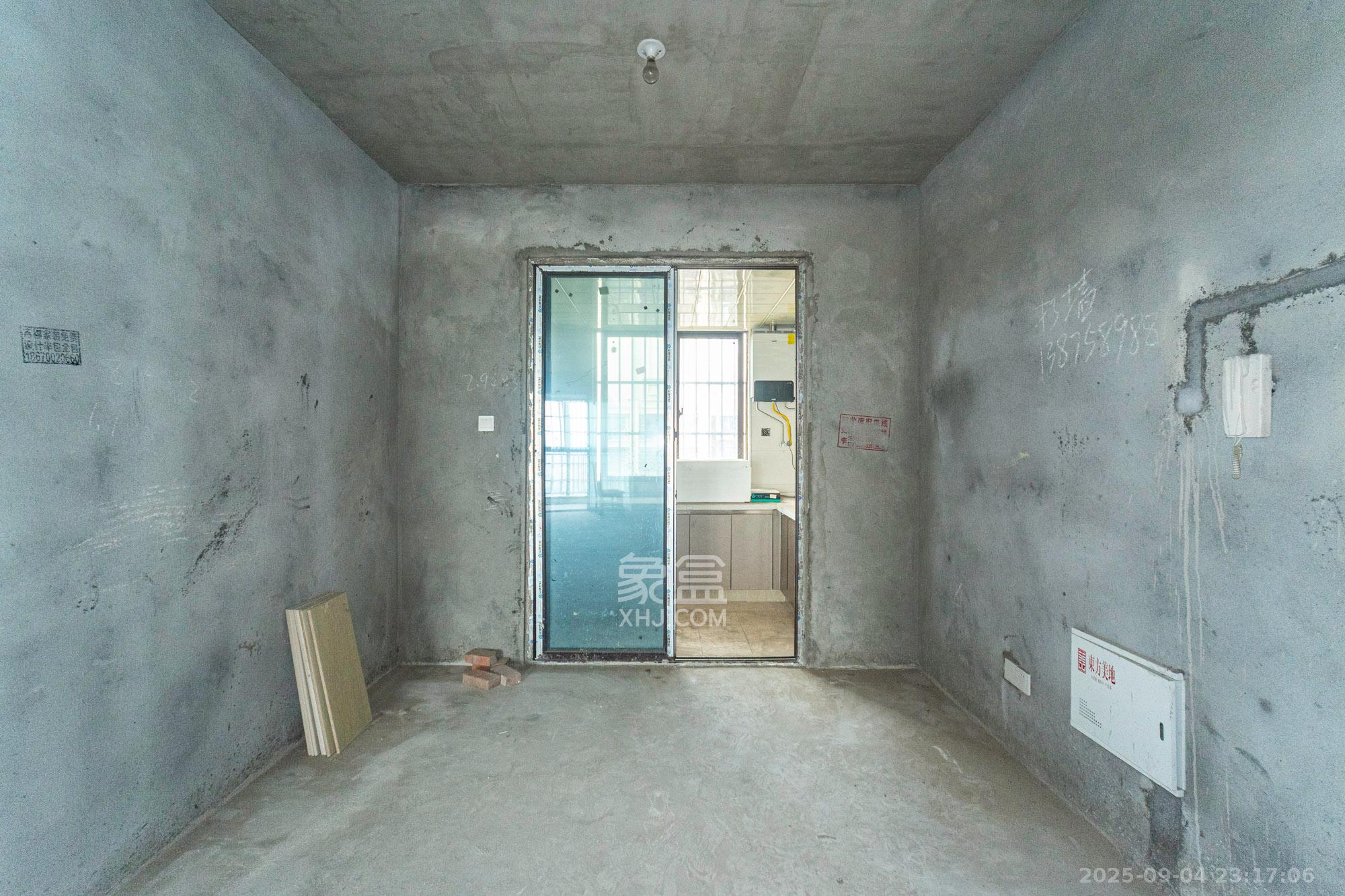 东方美地  4室2厅2卫    82.8万客厅