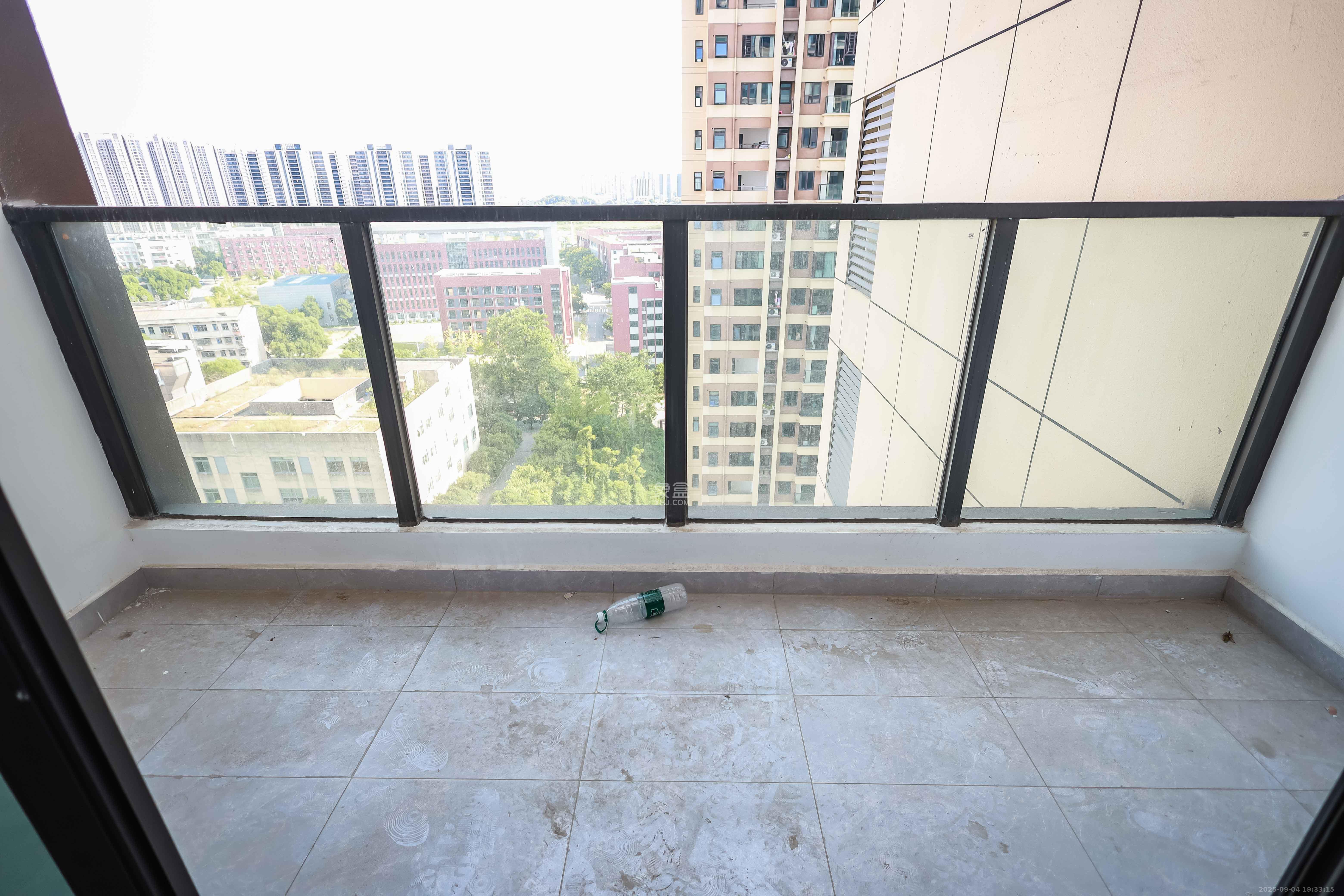 汉唐世家二期  4室2厅2卫    115.0万 汉唐世家二期  4室2厅2卫    115.0万阳台