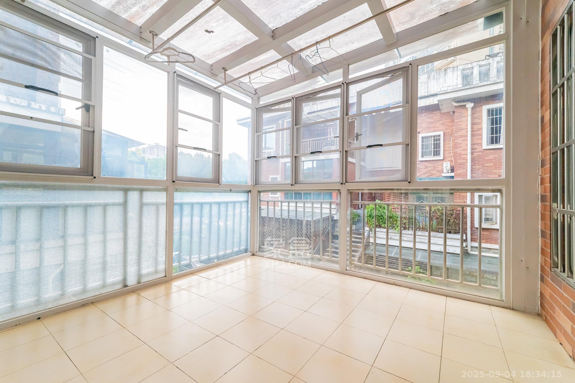 幸福里(幸福里一期) 6室2厅3卫 176.0万 幸福里(幸福里一期) 6室2厅3卫 176.0万阳台