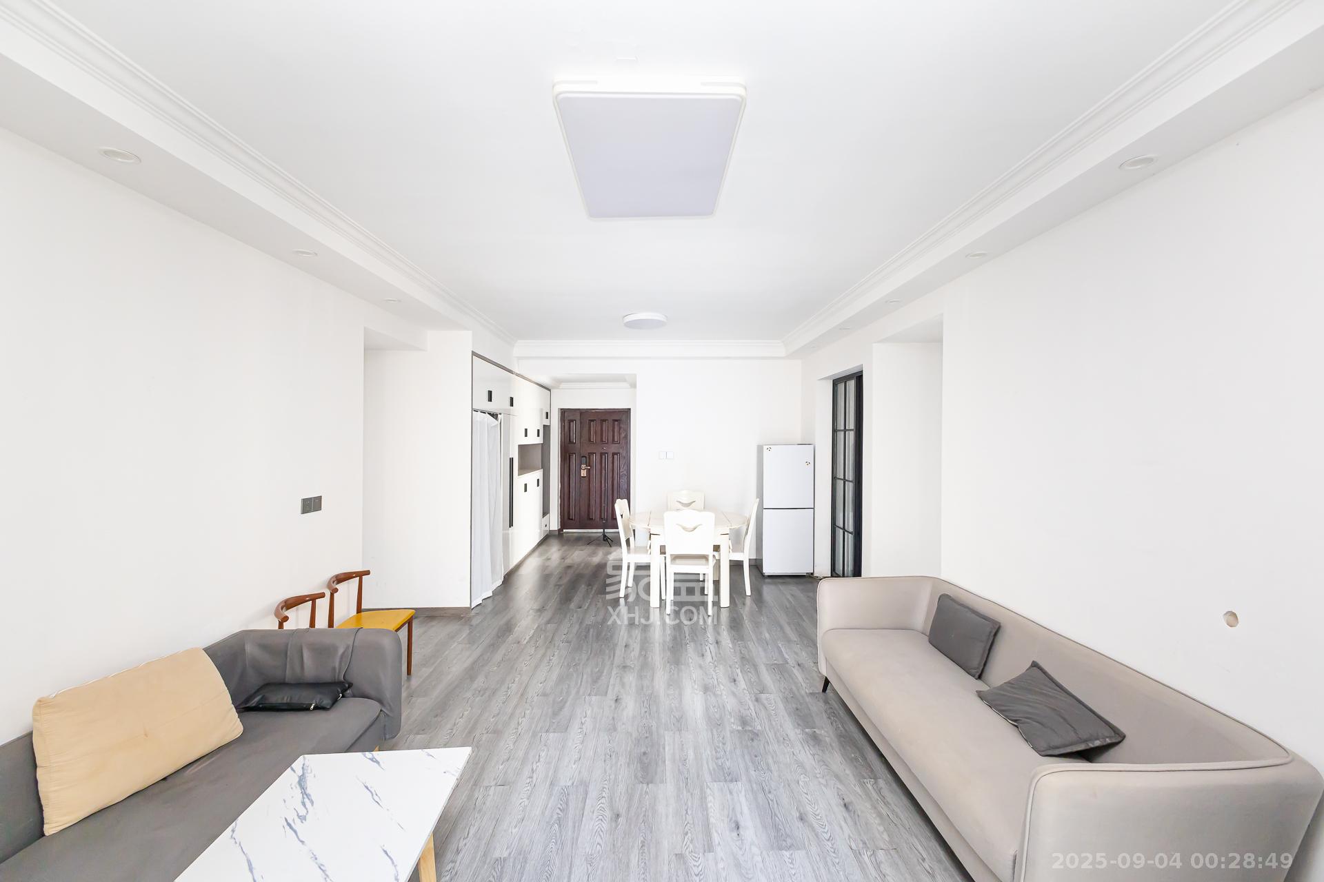 明发阅江悦府  4室2厅2卫    115.0万客厅