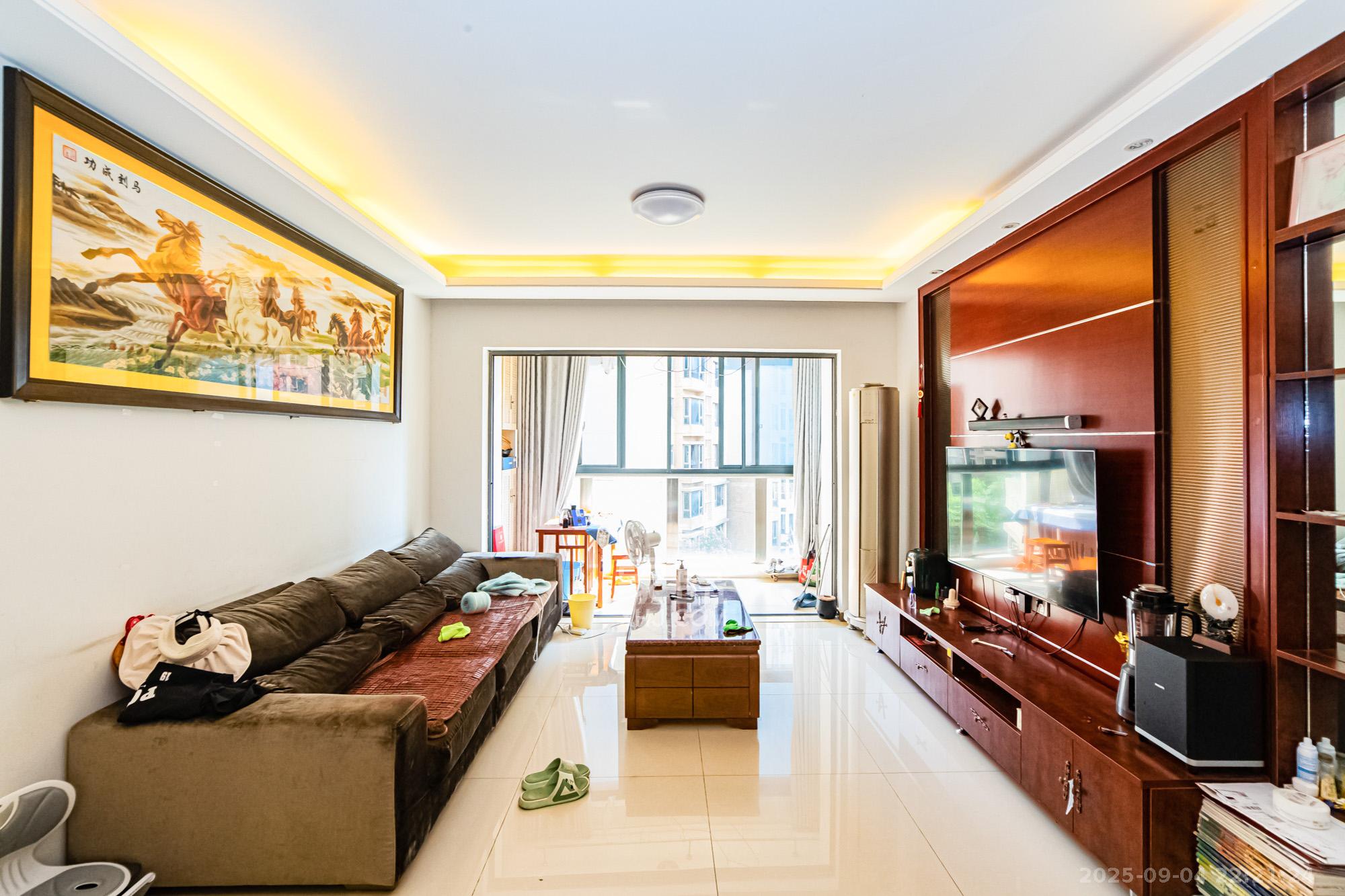 珠江花城四期花盛 3室2厅2卫 116.0万 珠江花城四期花盛 3室2厅2卫 116.0万客厅