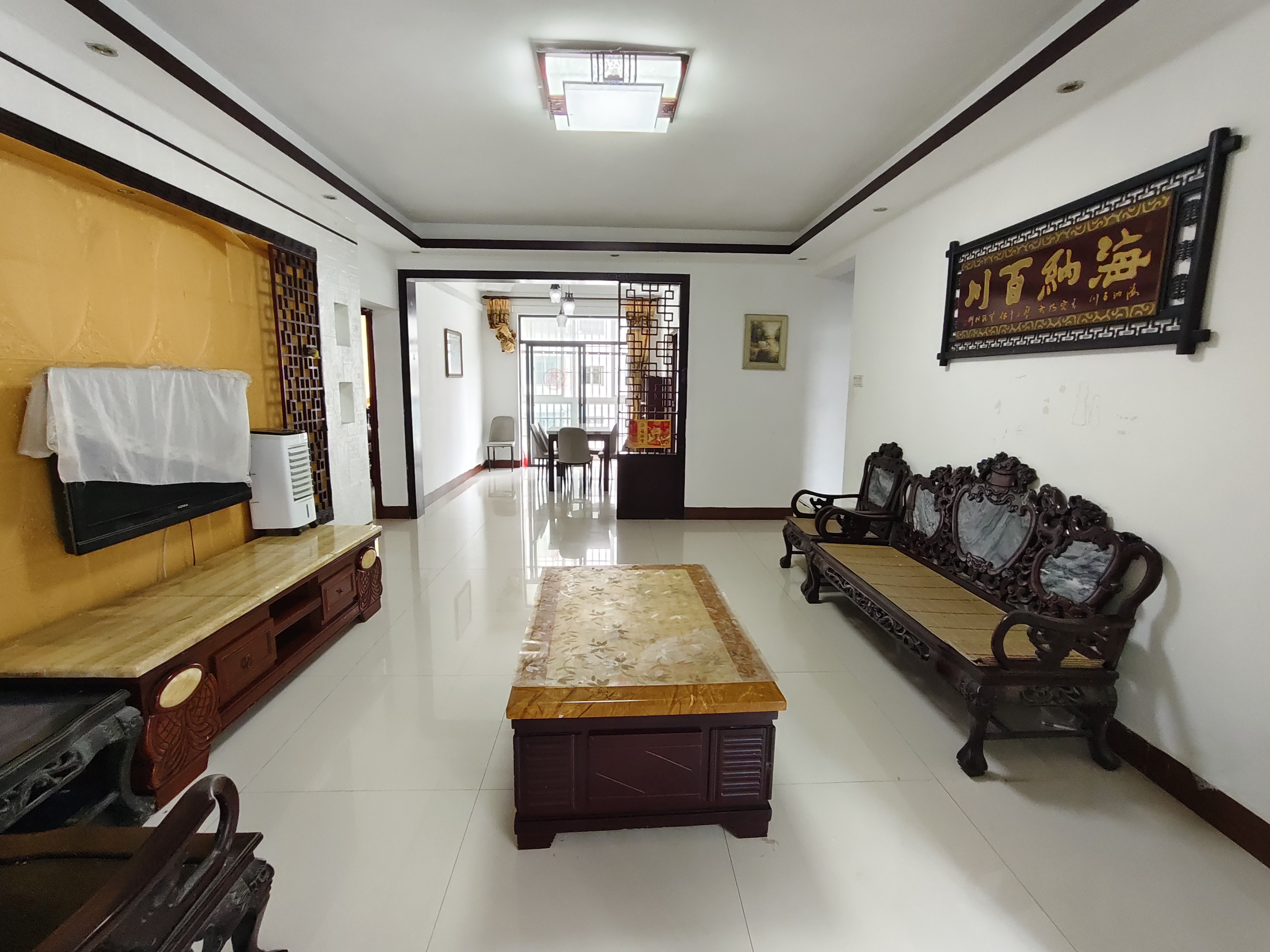 华荣府 3室2厅2卫 2500.0元/月 华荣府 3室2厅2卫 2500.0元/月室内图