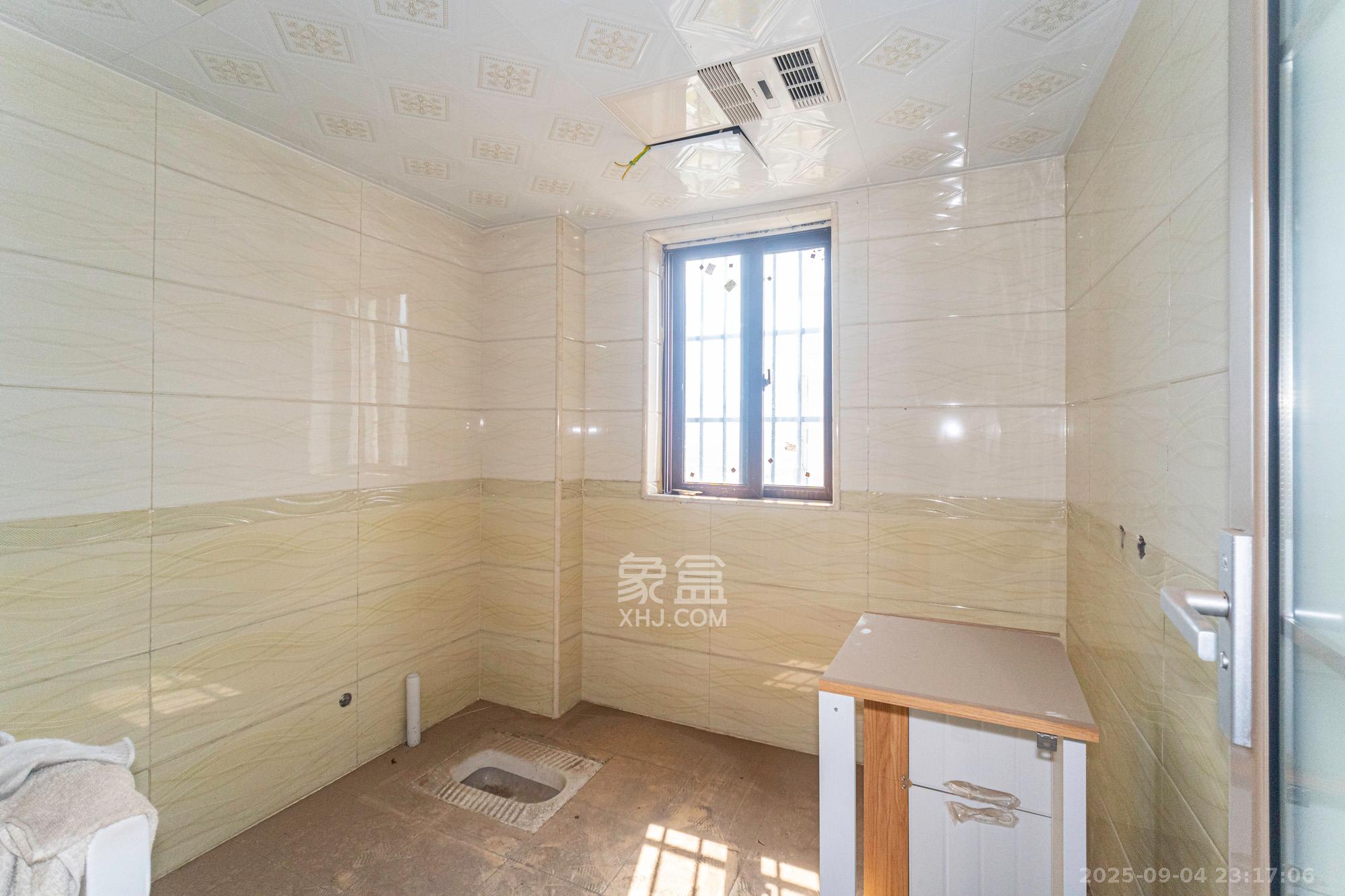 东方美地  4室2厅2卫    82.8万卫生间