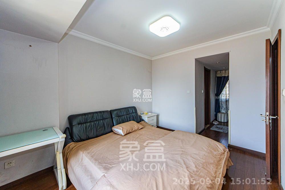 万科城  1室2厅1卫   2400.00元/月室内图