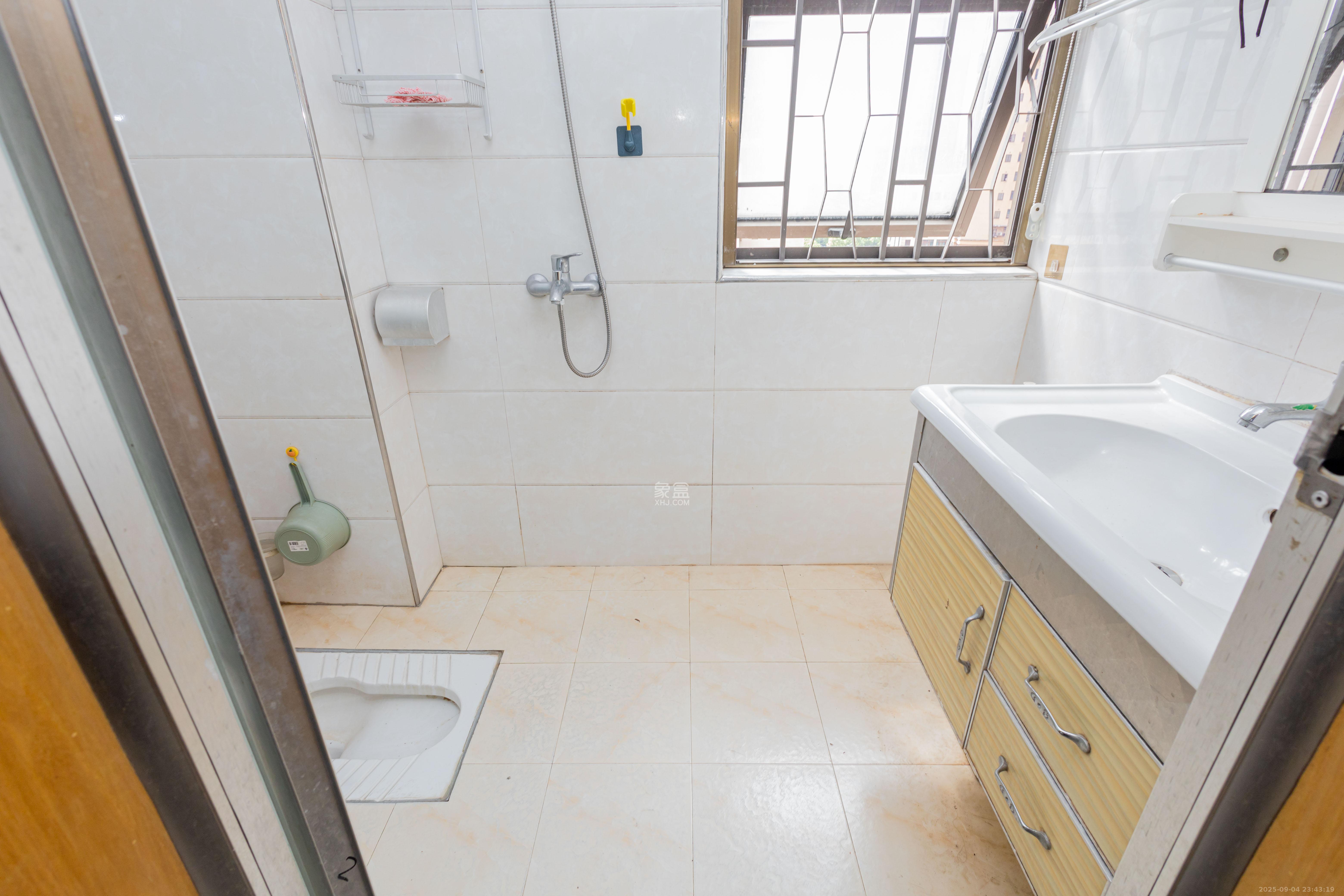 旭辉华庭 4室1厅2卫 75.0万 旭辉华庭 4室1厅2卫 75.0万卫生间