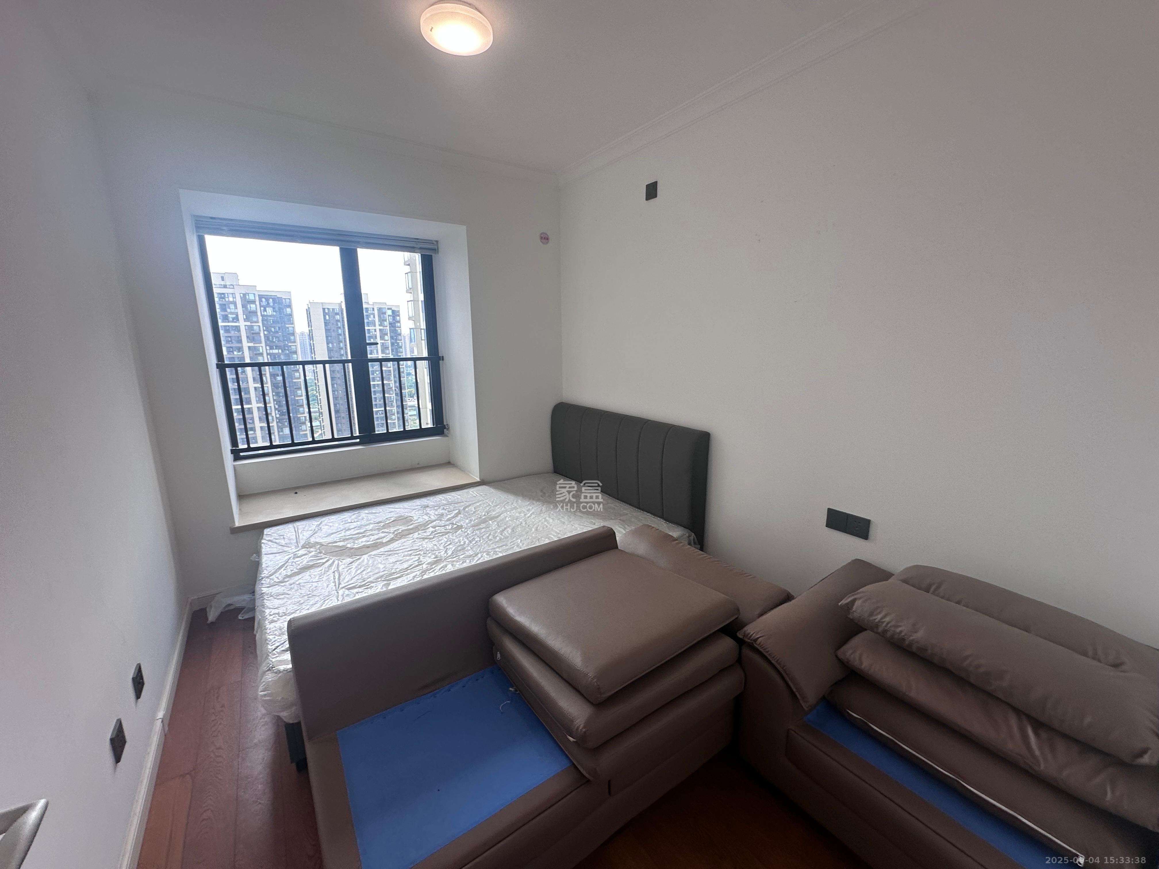 万科魅力之城锋镜里  4室2厅2卫    3300.0元/月室内图