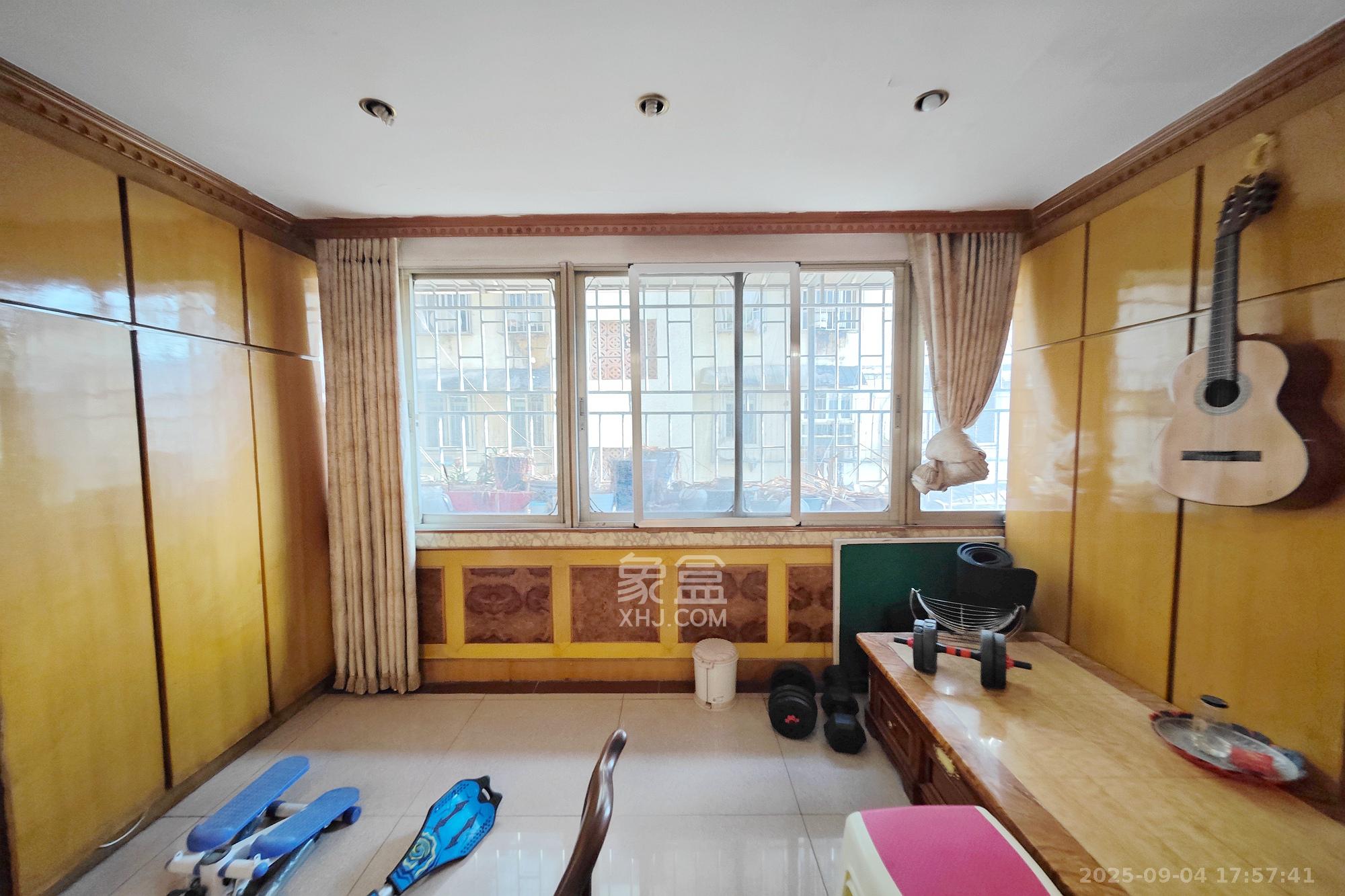 凤凰商贸城 3室2厅2卫 70.0万 凤凰商贸城 3室2厅2卫 70.0万阳台