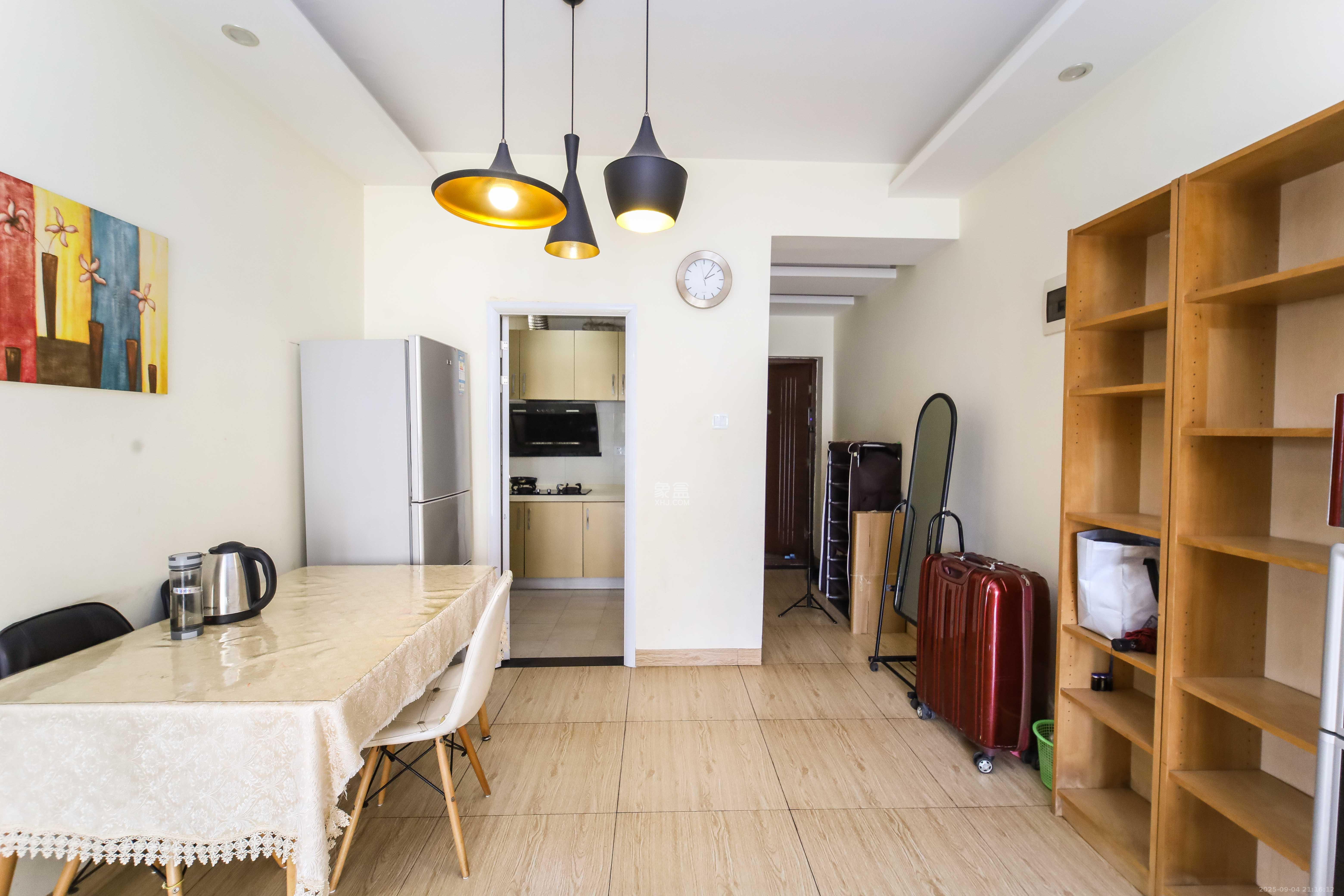 泊爱蓝湾  2室2厅1卫    70.0万客厅