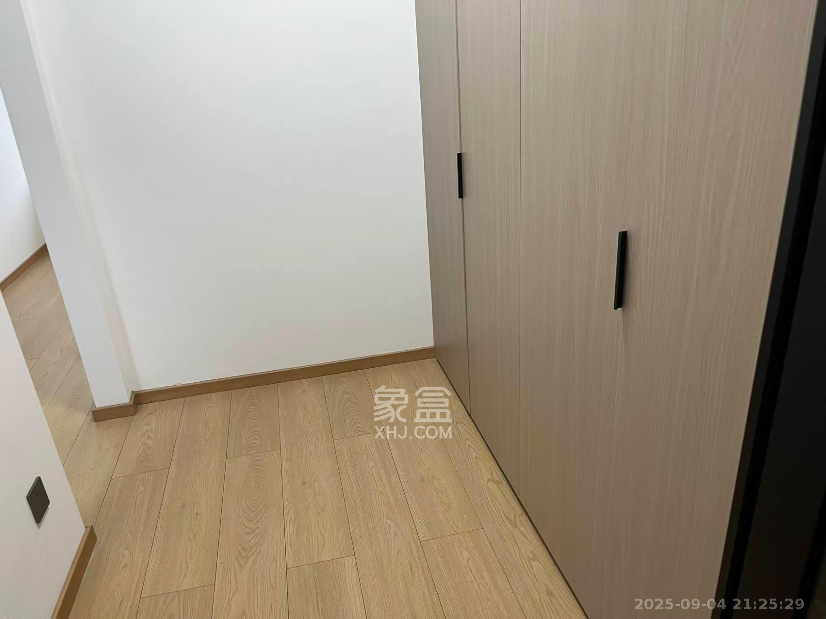 长房东旭国际  4室2厅2卫    3600.0元/月室内图