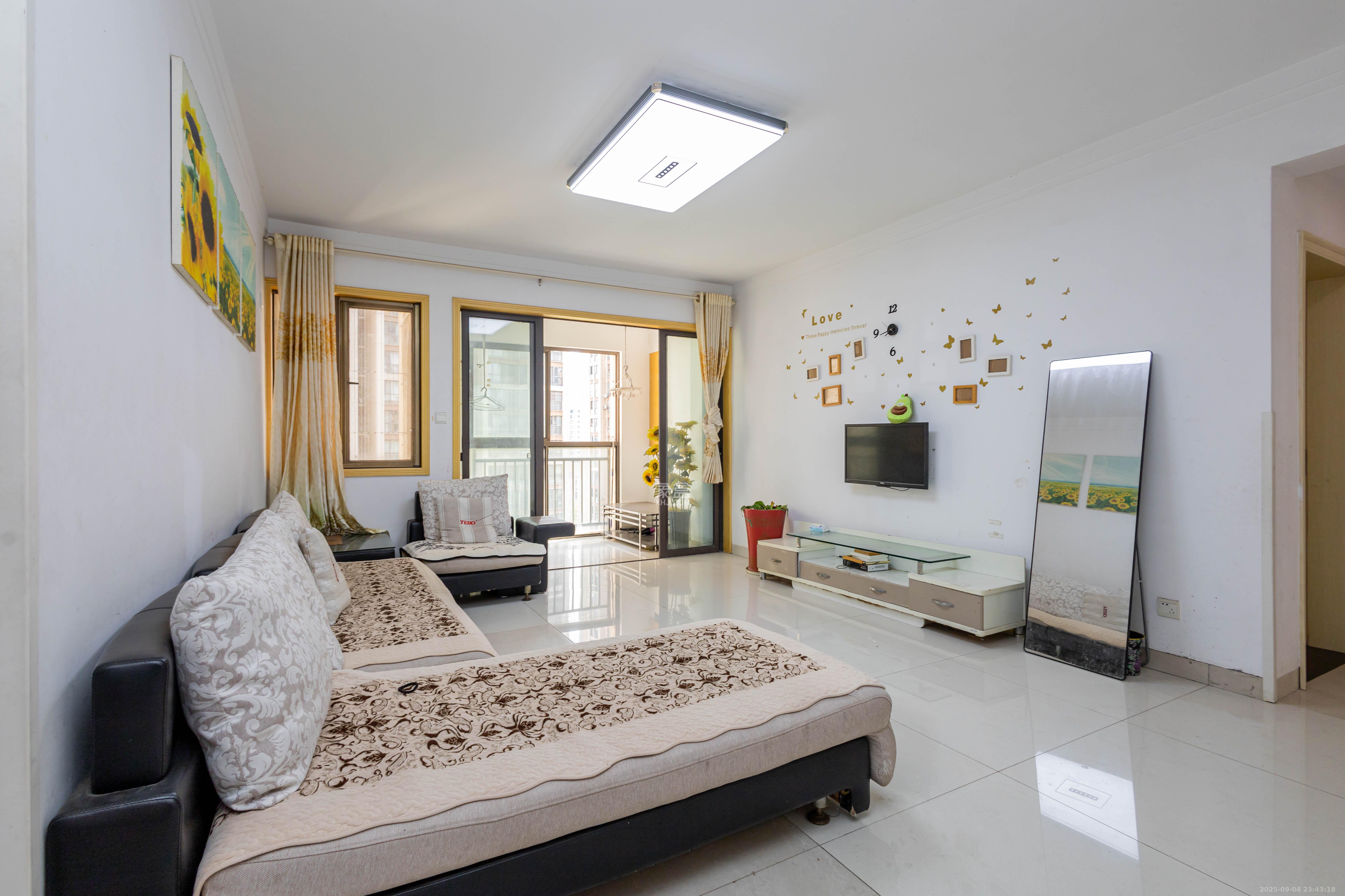 旭辉华庭 4室1厅2卫 75.0万 旭辉华庭 4室1厅2卫 75.0万客厅