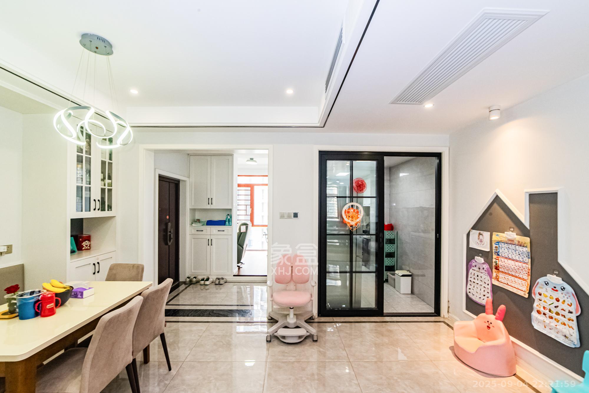 湘江世纪城融江苑 3室2厅2卫 130.0万 湘江世纪城融江苑 3室2厅2卫 130.0万客厅