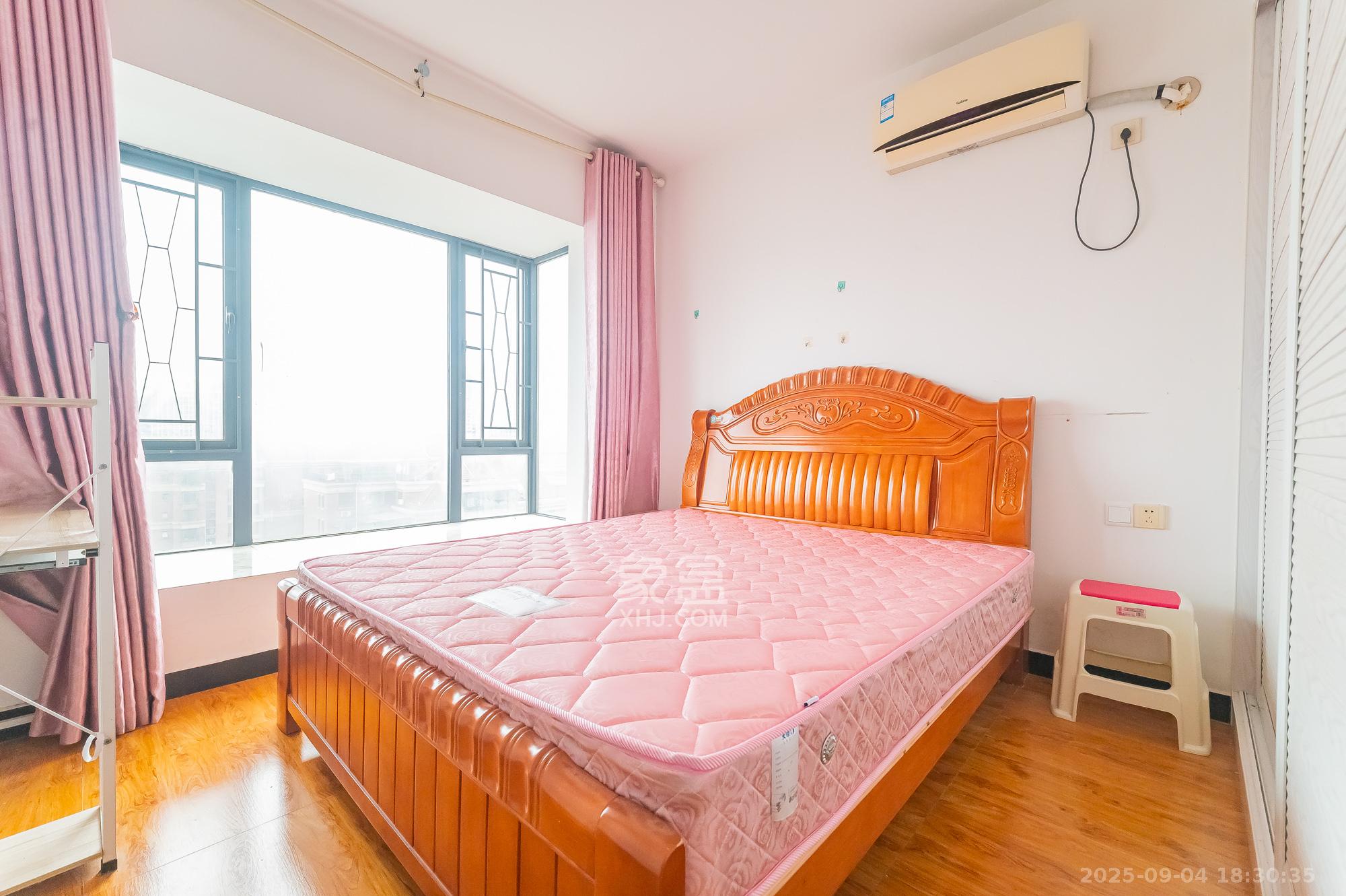 蓝山郡 2室2厅1卫 54.0万 蓝山郡 2室2厅1卫 54.0万卧室