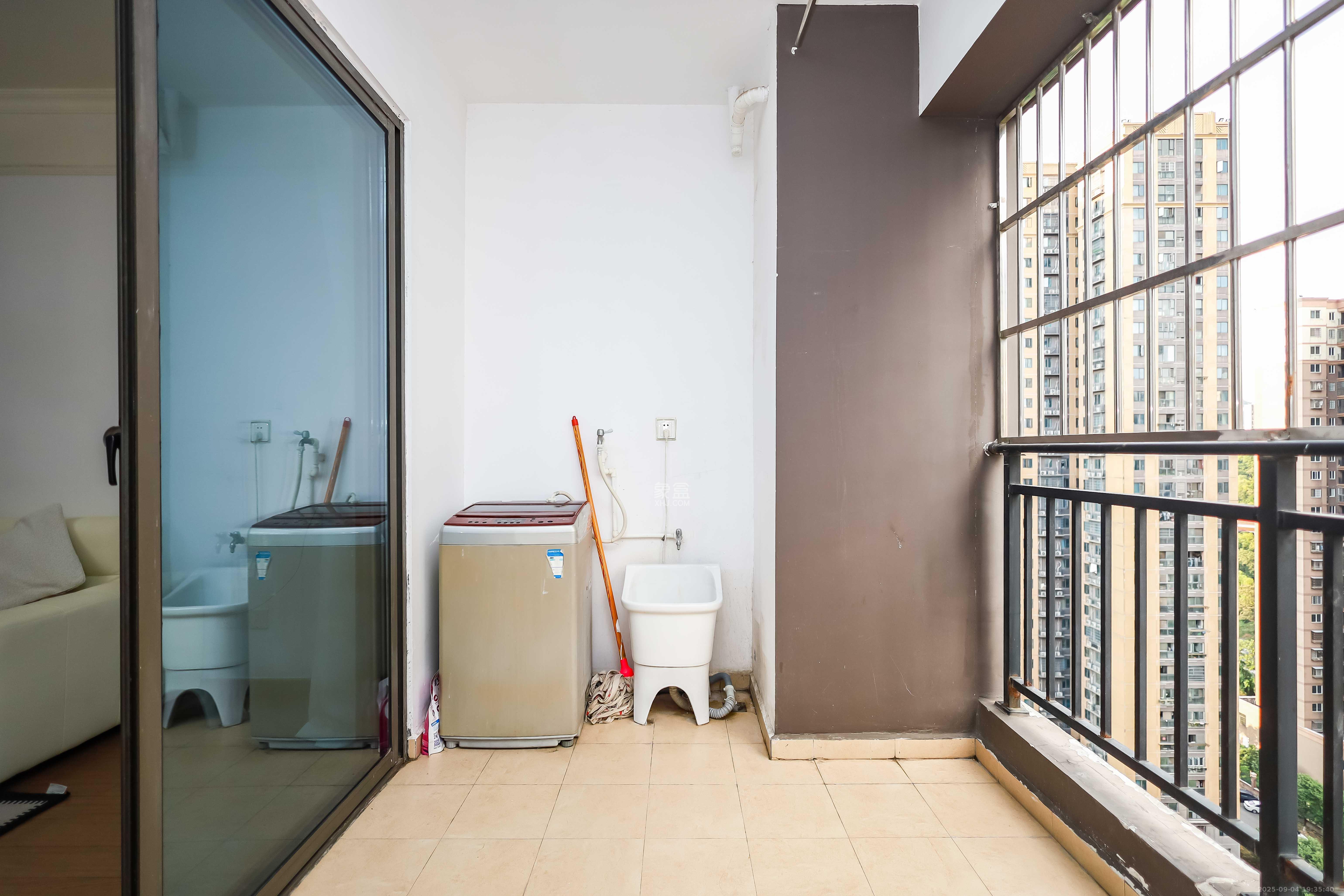 麓谷小镇  3室2厅1卫    53.0万 麓谷小镇  3室2厅1卫    53.0万阳台