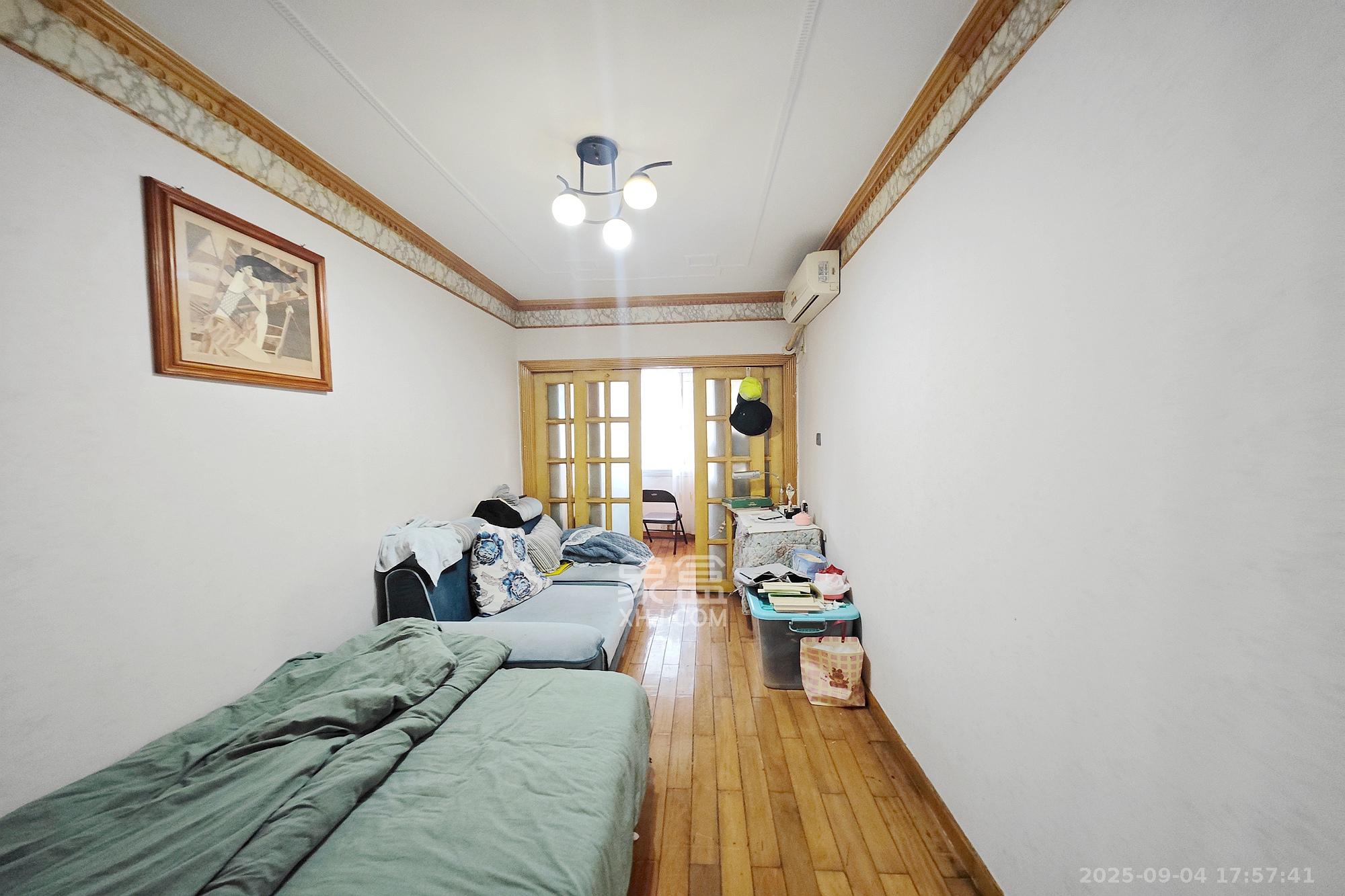 凤凰商贸城 3室2厅2卫 70.0万 凤凰商贸城 3室2厅2卫 70.0万卧室