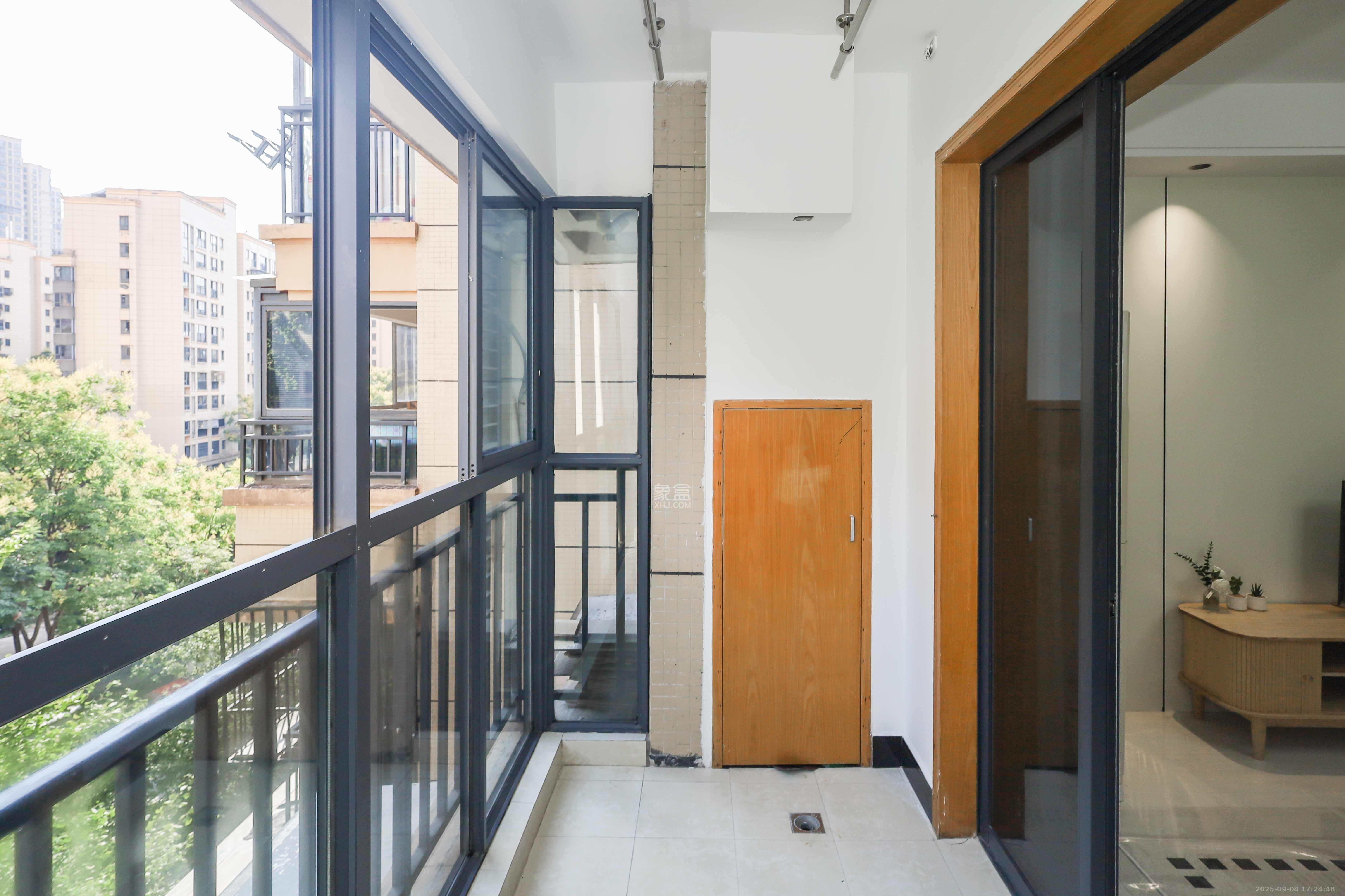 保利麓谷林语A区  3室2厅1卫    78.0万阳台