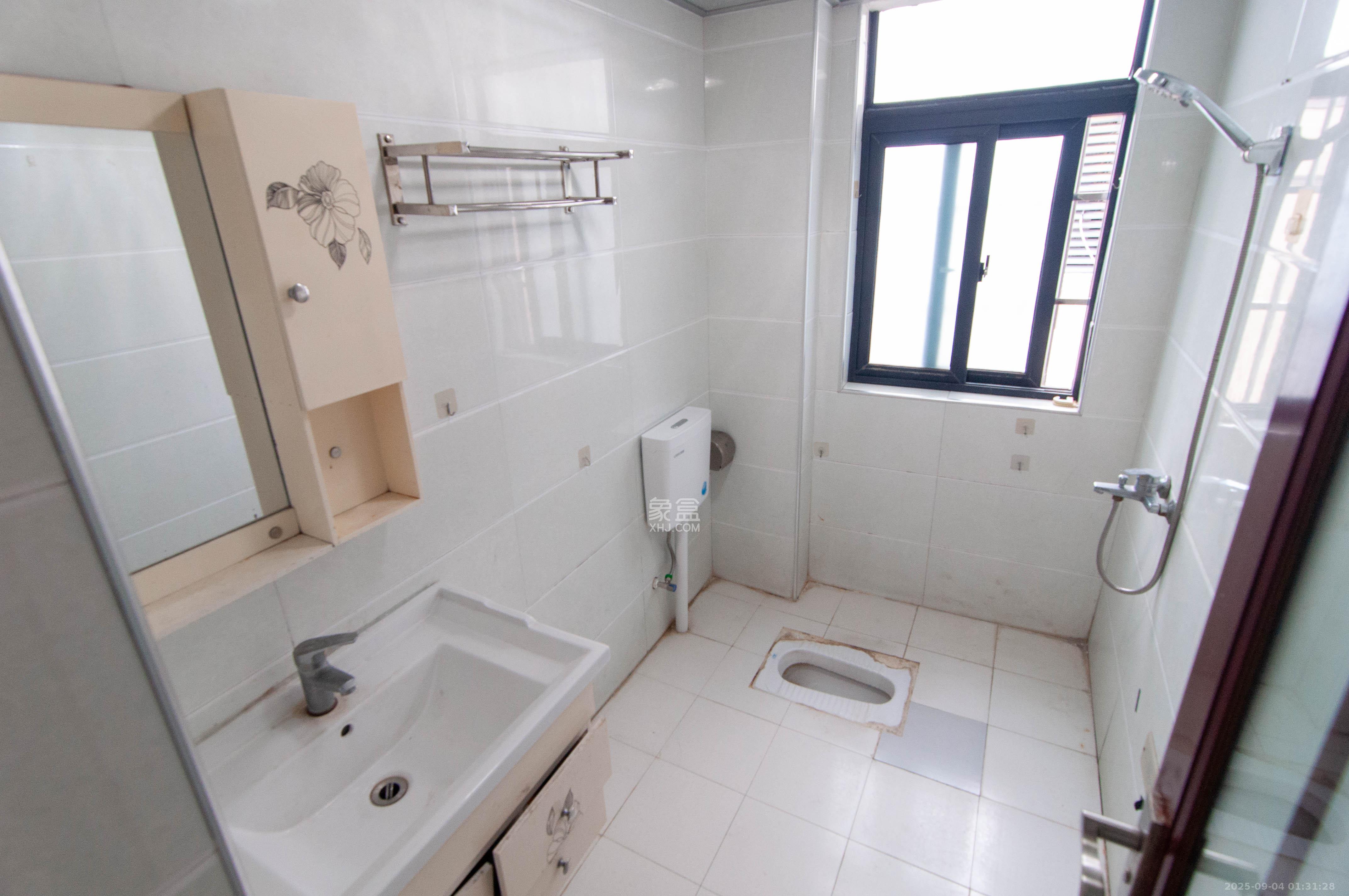 高鑫麓城 3室2厅1卫 85.0万 高鑫麓城 3室2厅1卫 85.0万卫生间