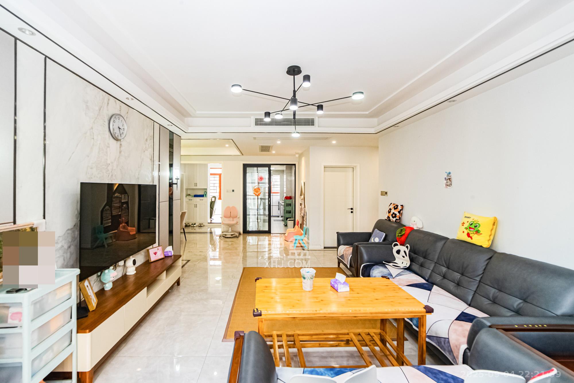 湘江世纪城融江苑 3室2厅2卫 130.0万 湘江世纪城融江苑 3室2厅2卫 130.0万客厅