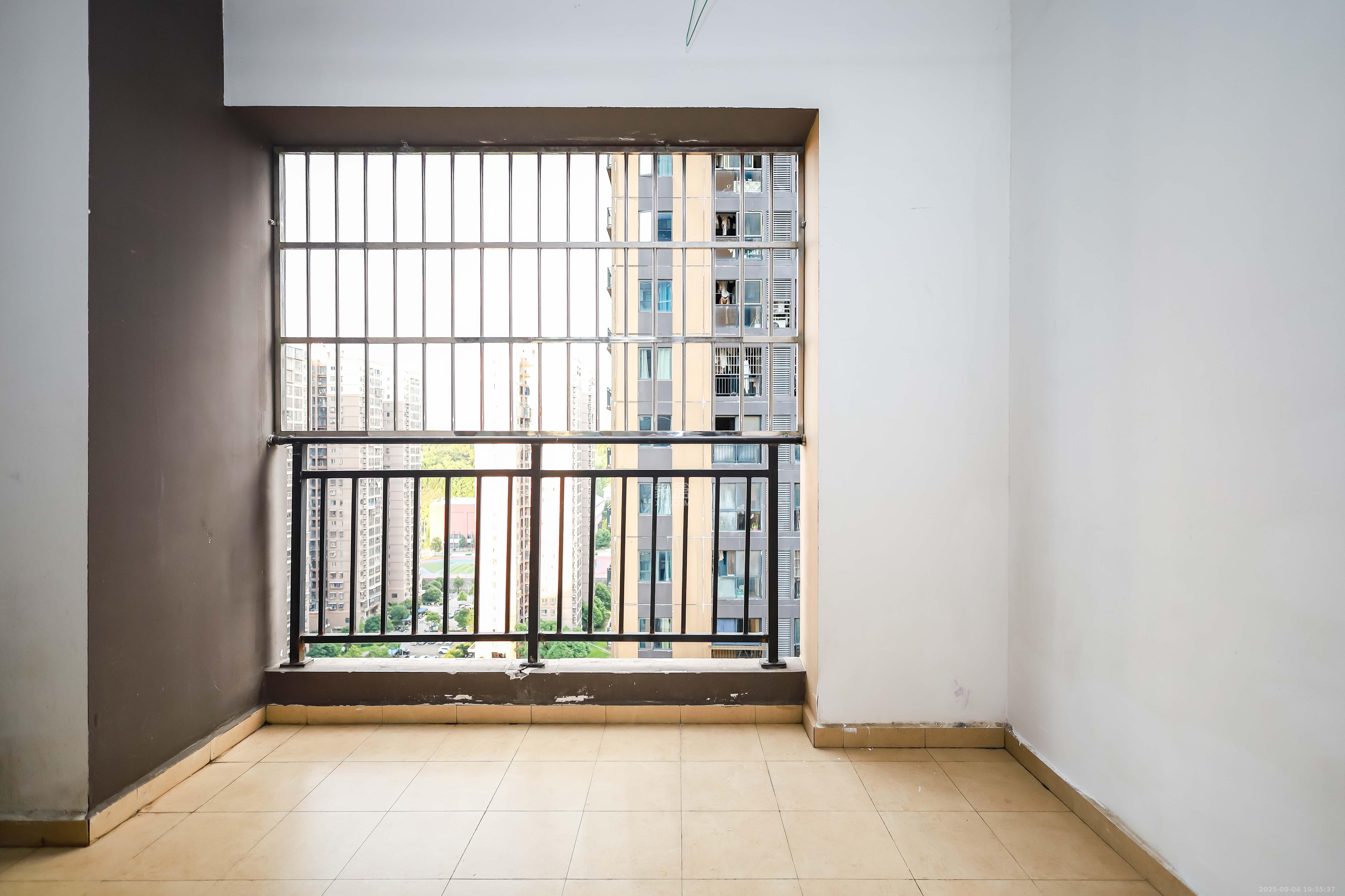 麓谷小镇  3室2厅1卫    53.0万 麓谷小镇  3室2厅1卫    53.0万阳台