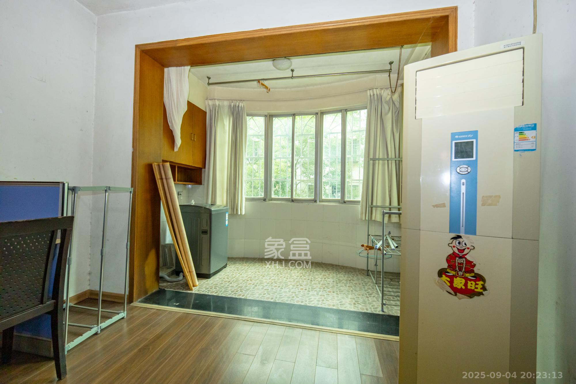 中南汽车世界 3室2厅1卫 38.8万 中南汽车世界 3室2厅1卫 38.8万阳台