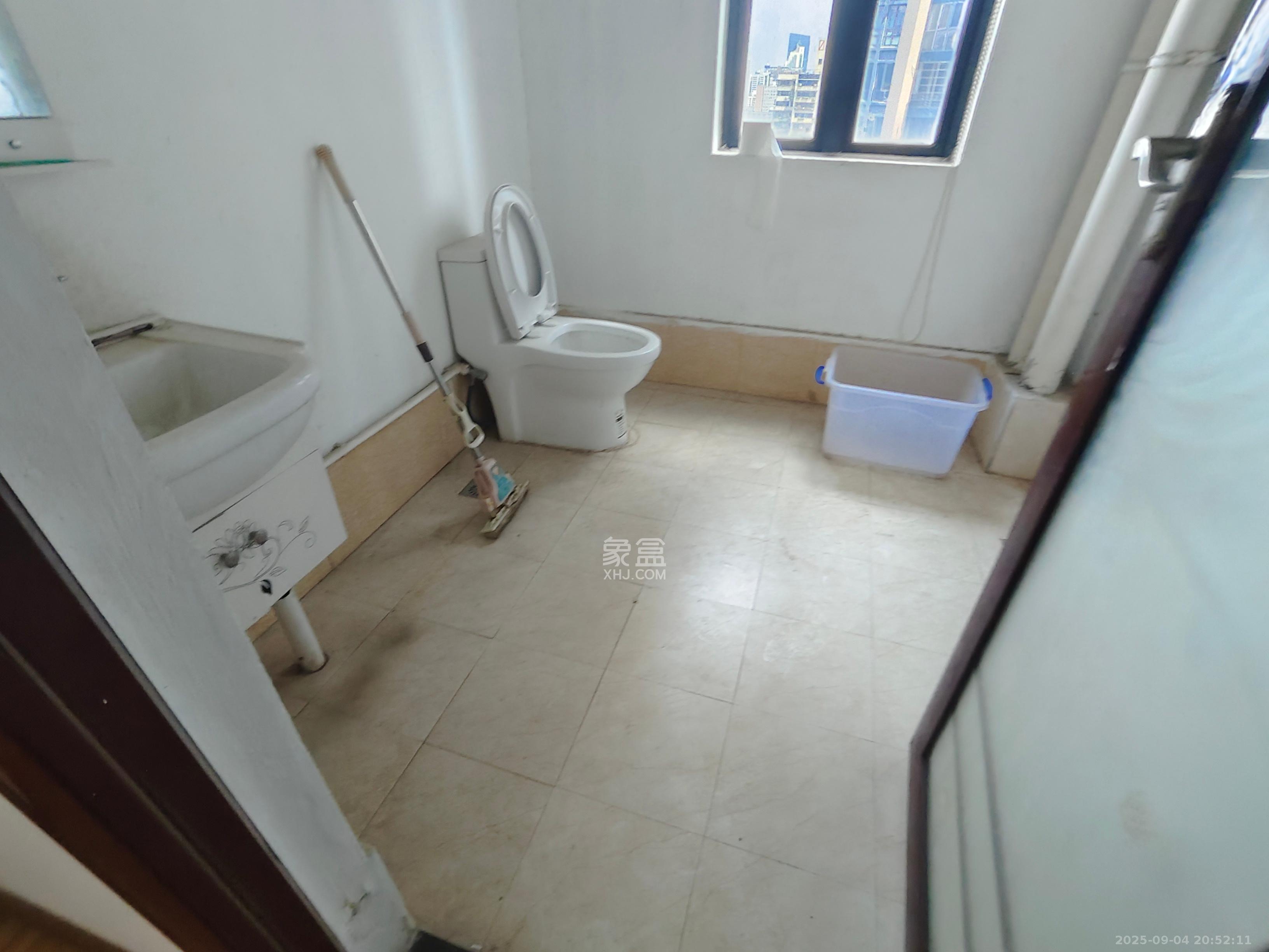 长房天翼未来城  5室1厅2卫    4200.0元/月 长房天翼未来城  5室1厅2卫    4200.0元/月室内图