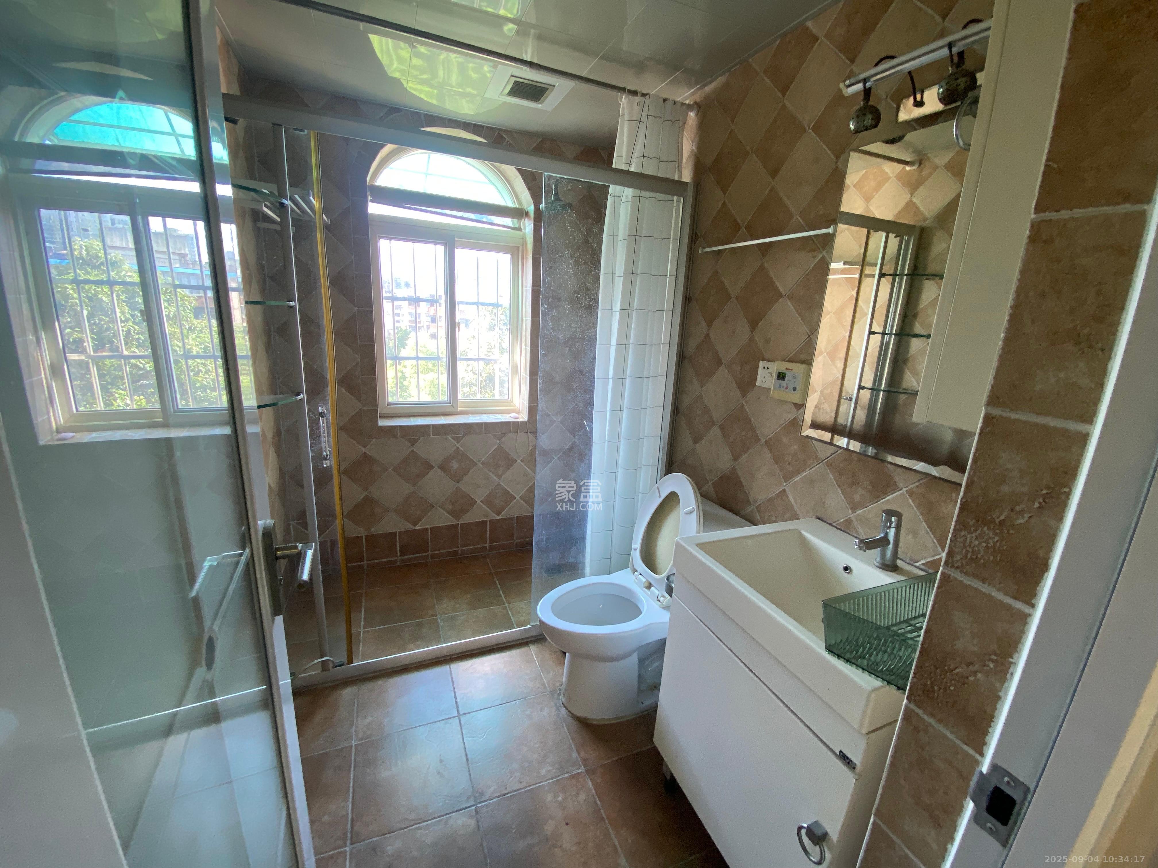 华盛花园  3室2厅1卫    2700.0元/月室内图