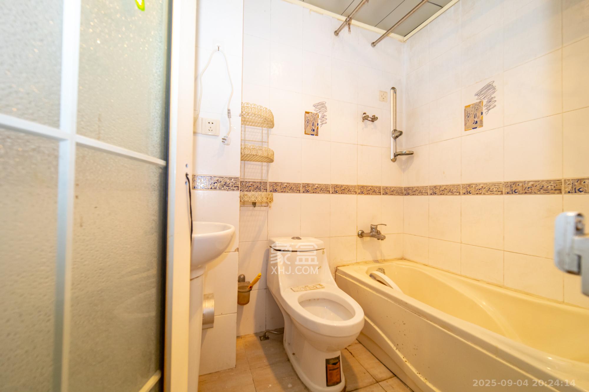 中南汽车世界 4室2厅2卫 46.8万 中南汽车世界 4室2厅2卫 46.8万卫生间