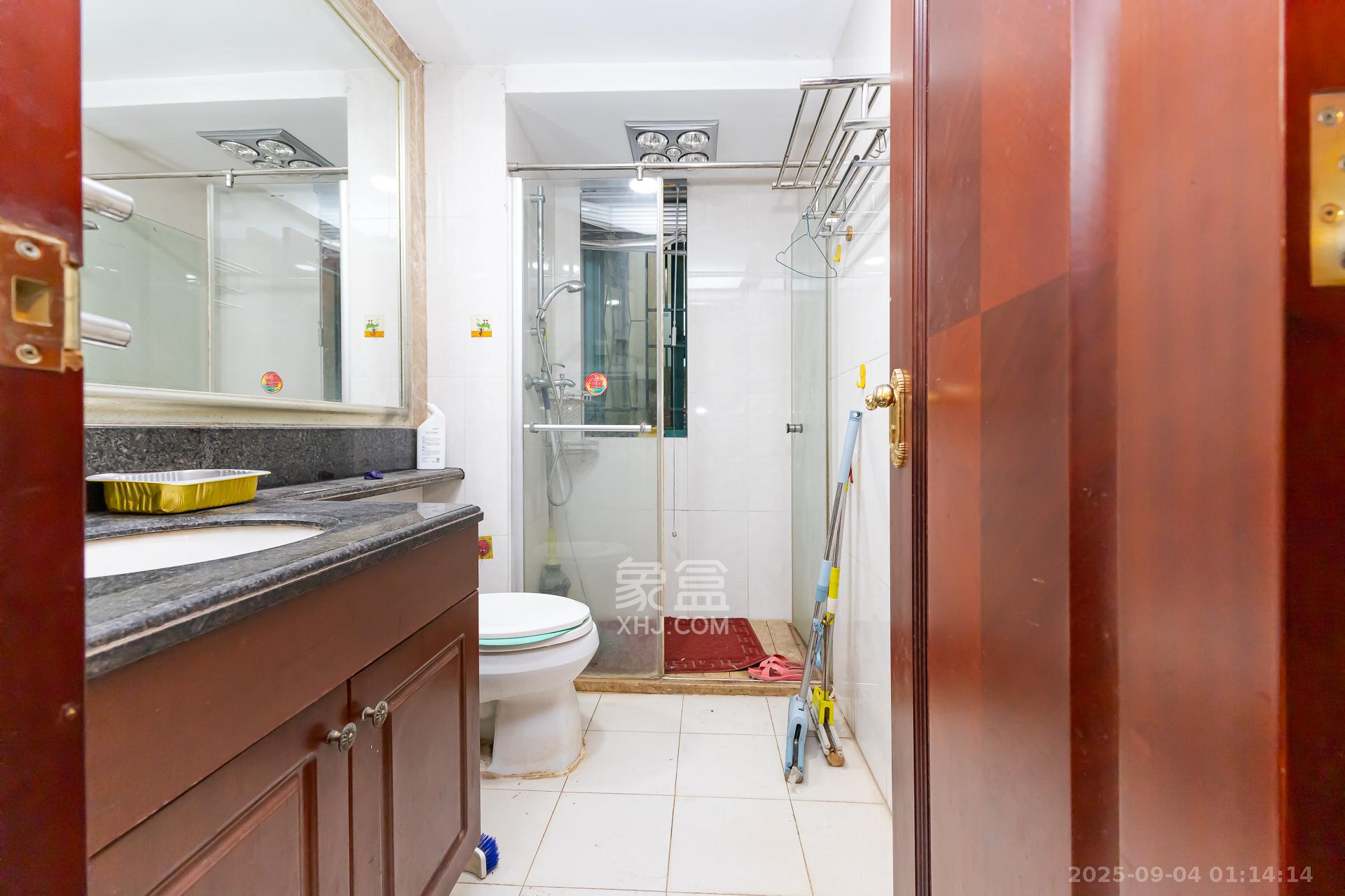 恒大名都 4室2厅2卫 76.50万 恒大名都 4室2厅2卫 76.50万卫生间