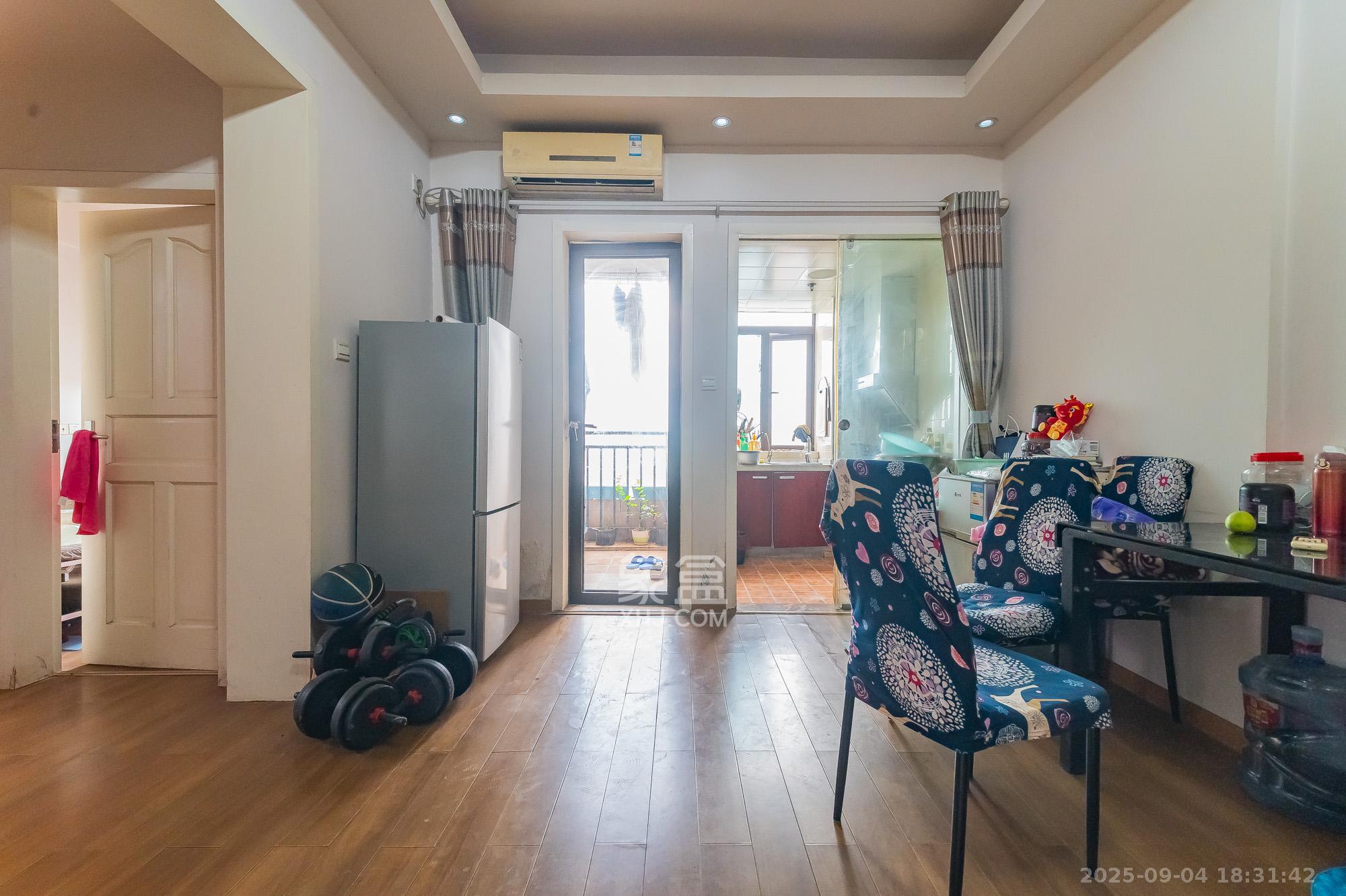 水岸世景  2室1厅1卫    35.0万客厅