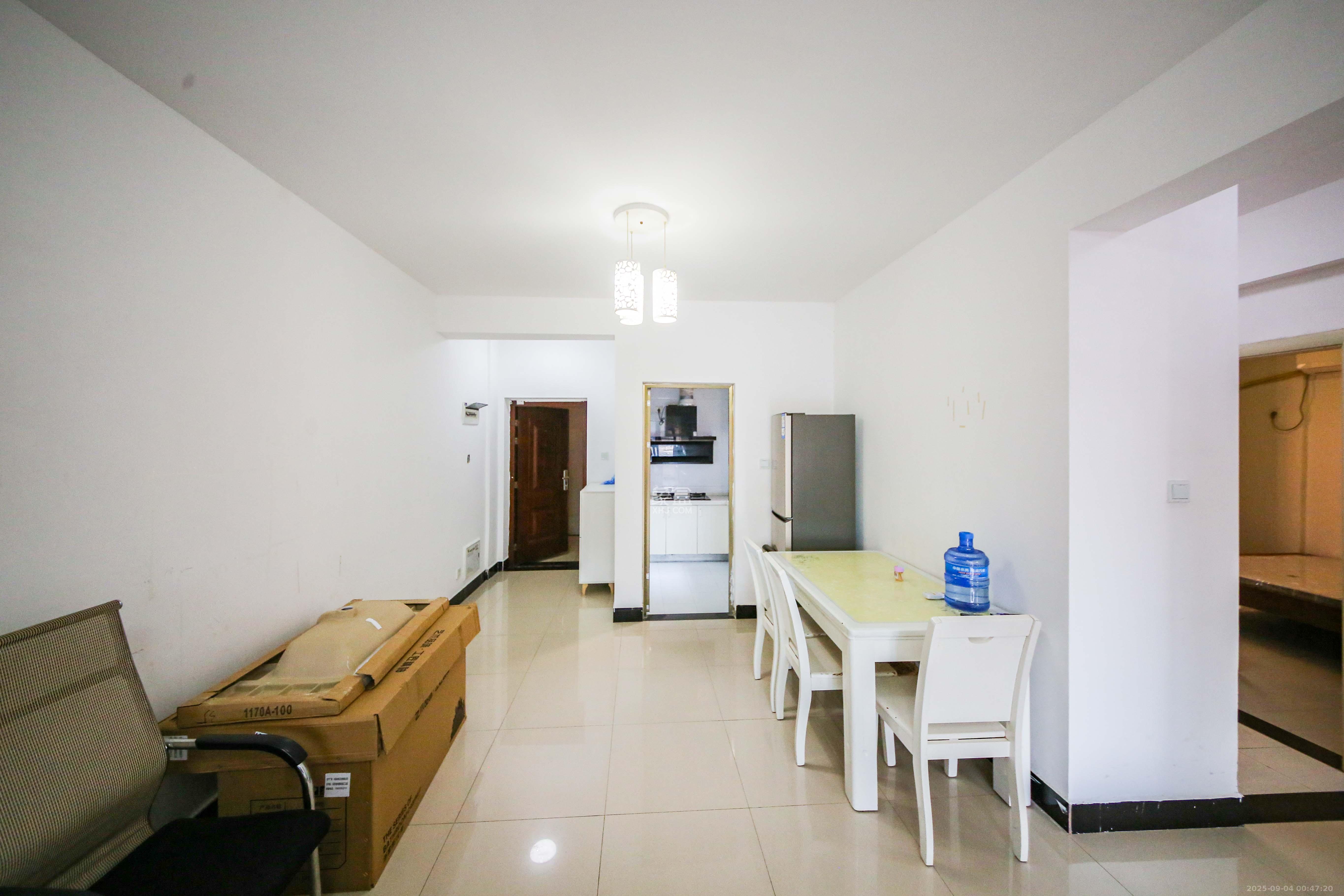 润屋美院 3室2厅1卫 88.0万 润屋美院 3室2厅1卫 88.0万客厅