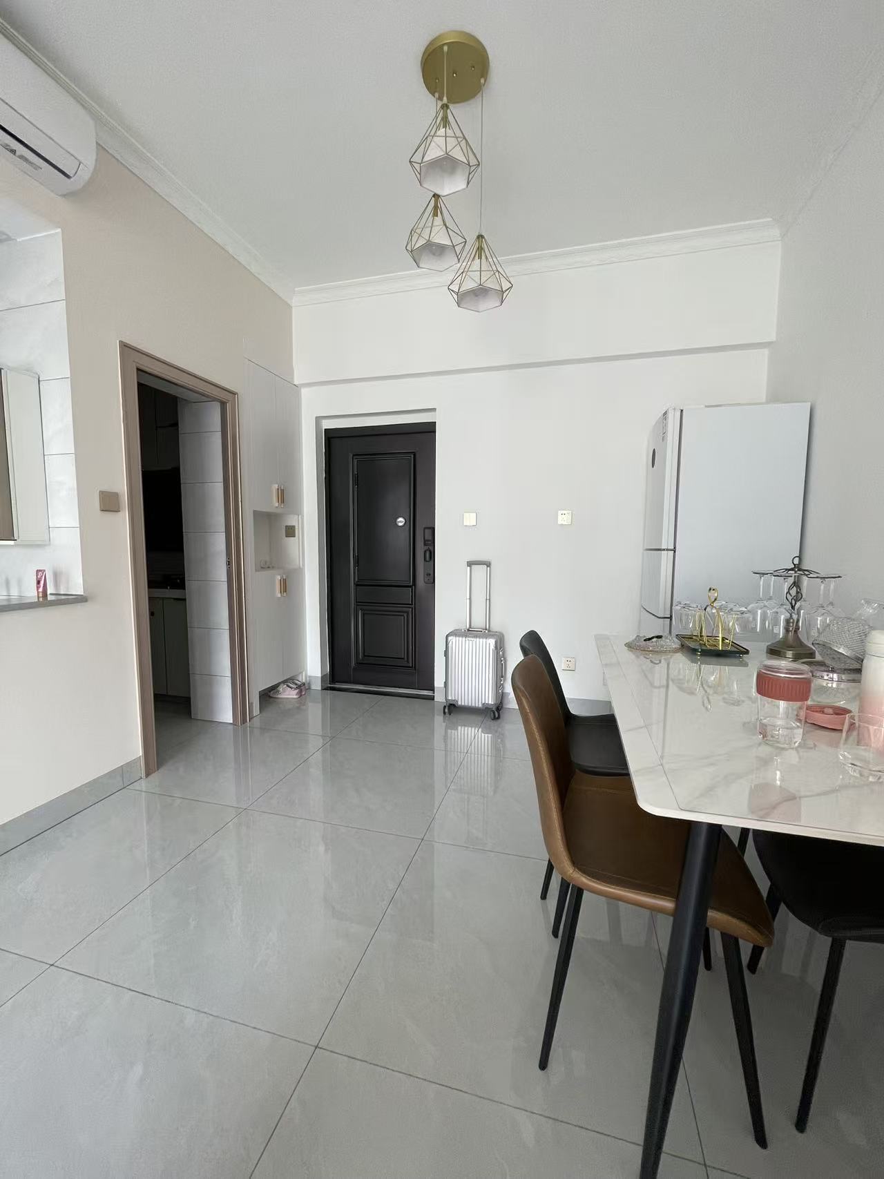 东站国际  1室2厅1卫    2500.0元/月 东站国际  1室2厅1卫    2500.0元/月室内图