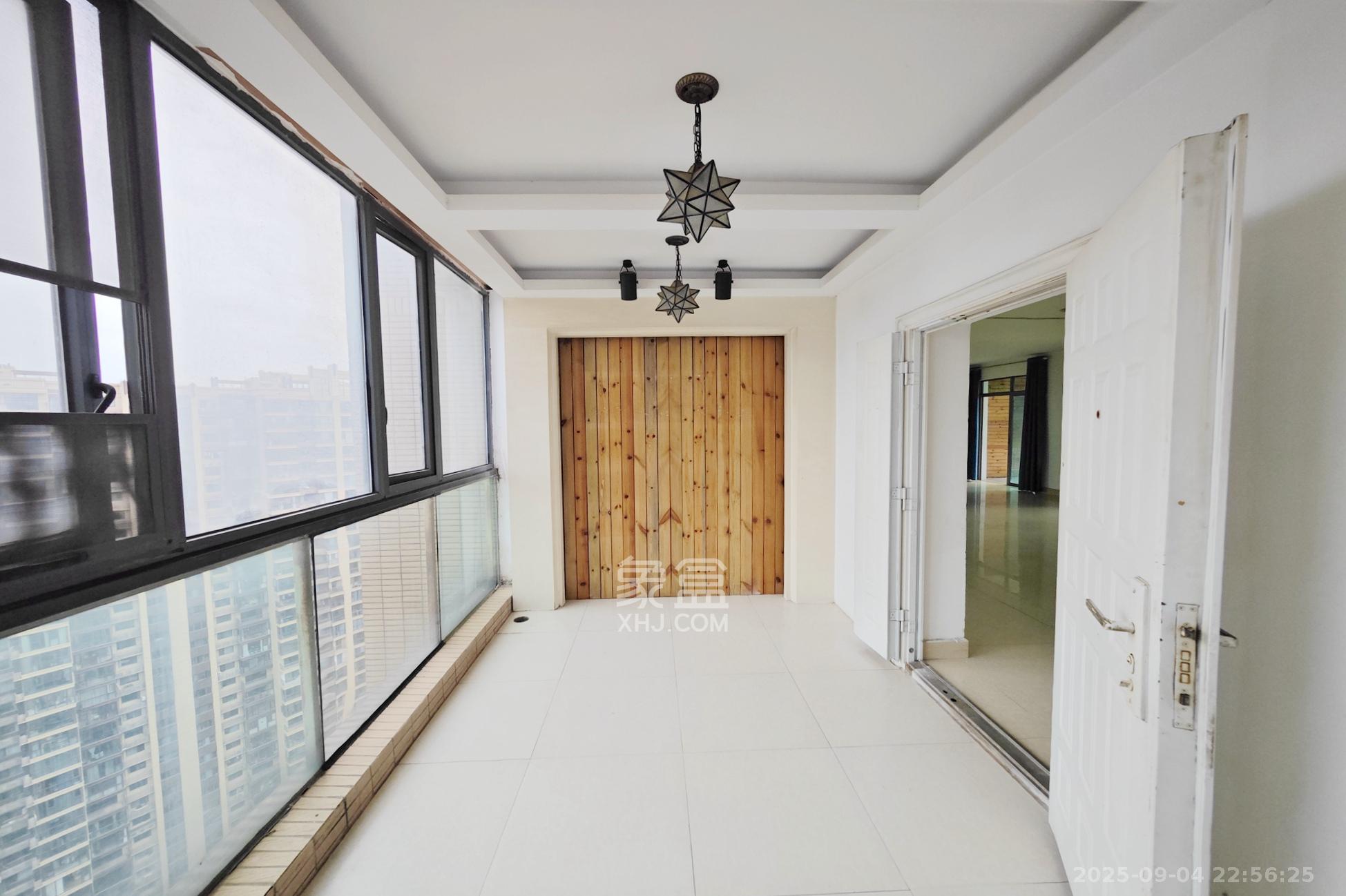 新城新世界一二三期  4室2厅2卫    142.0万阳台