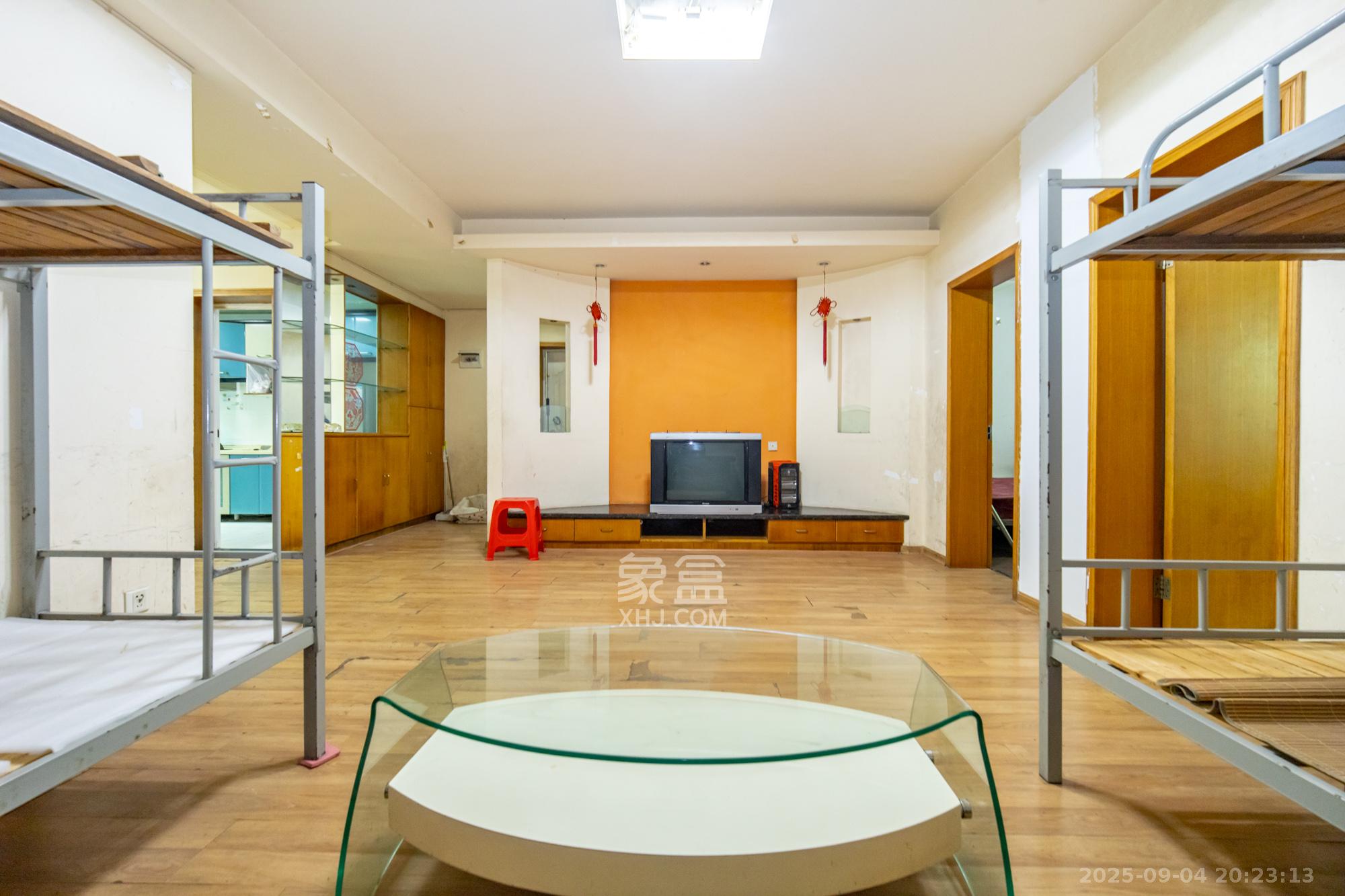 中南汽车世界 3室2厅1卫 38.8万 中南汽车世界 3室2厅1卫 38.8万客厅