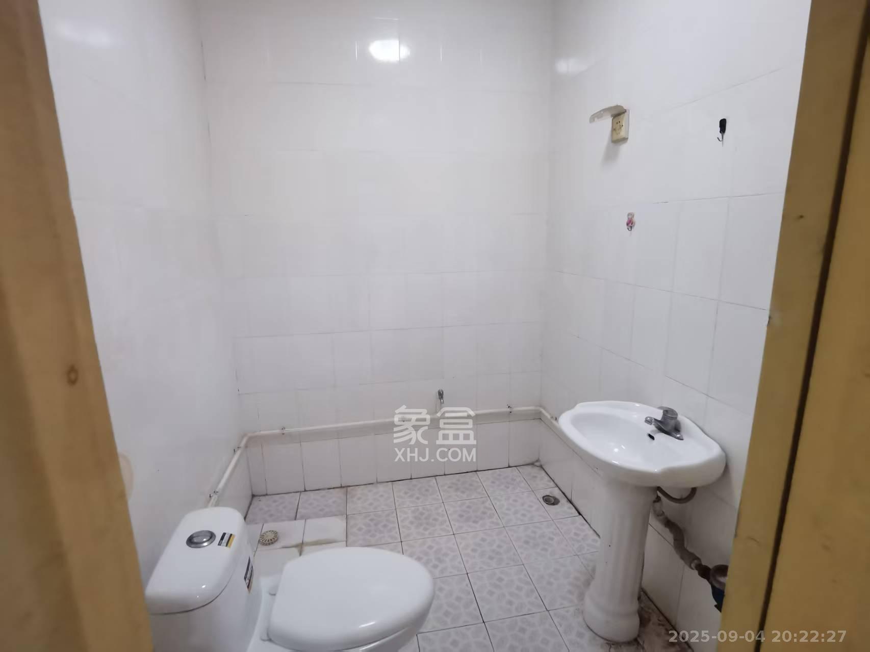 黄泥岭社区 1室2厅2卫 1800.0元/月 黄泥岭社区 1室2厅2卫 1800.0元/月室内图