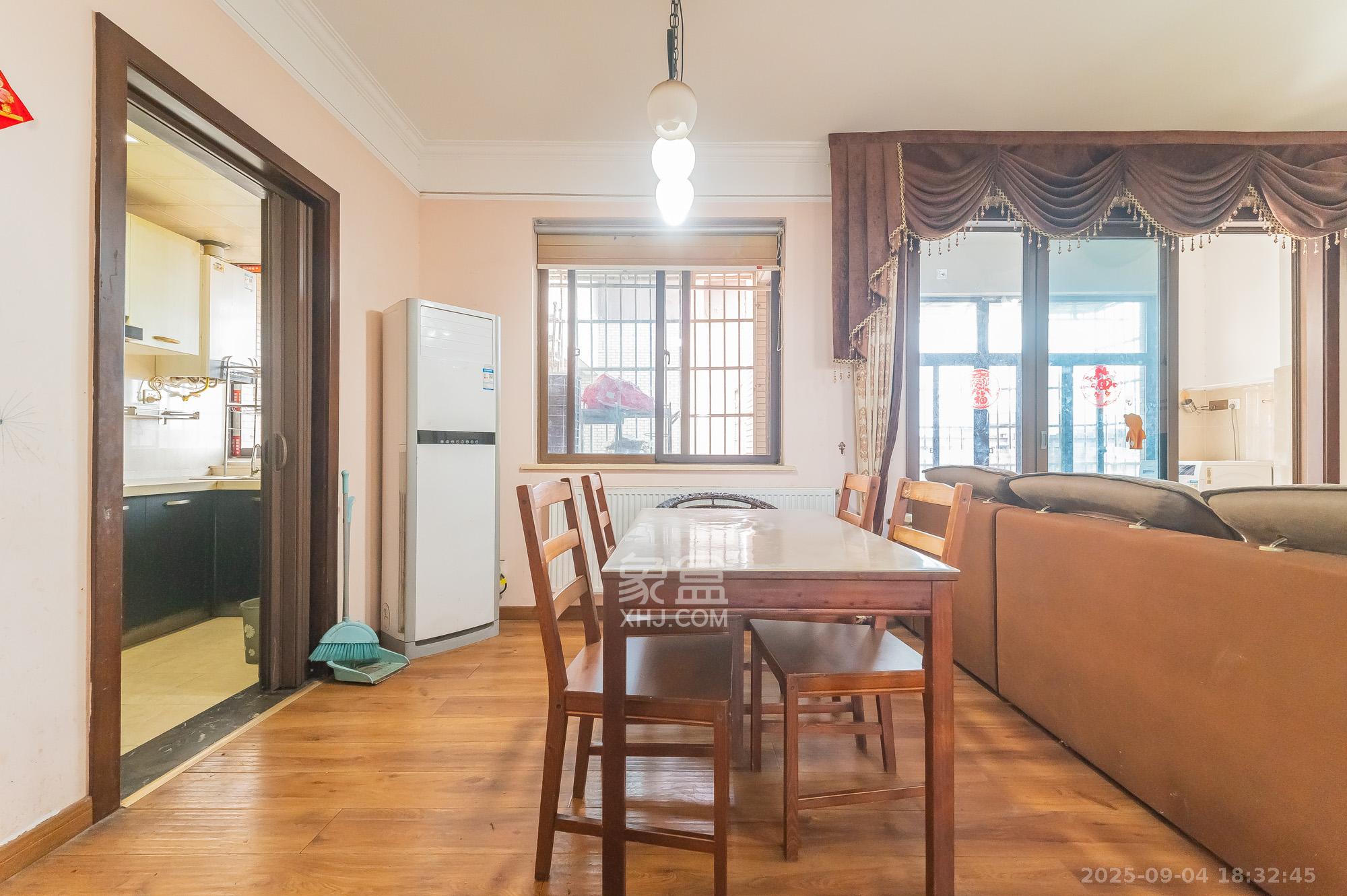 湖湾世景  3室2厅2卫    65.0万 湖湾世景  3室2厅2卫    65.0万客厅