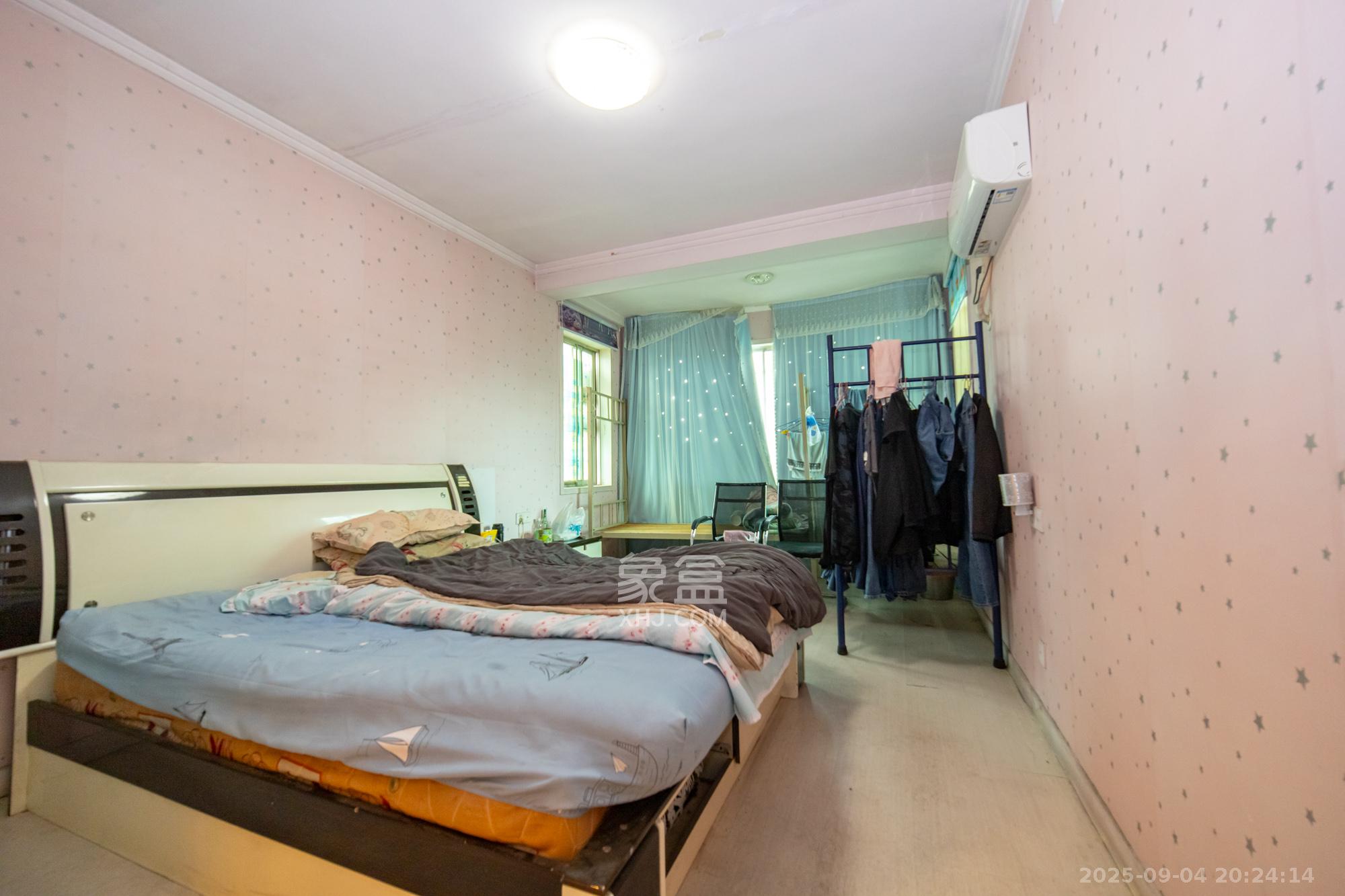 中南汽车世界 4室2厅2卫 46.8万 中南汽车世界 4室2厅2卫 46.8万卧室