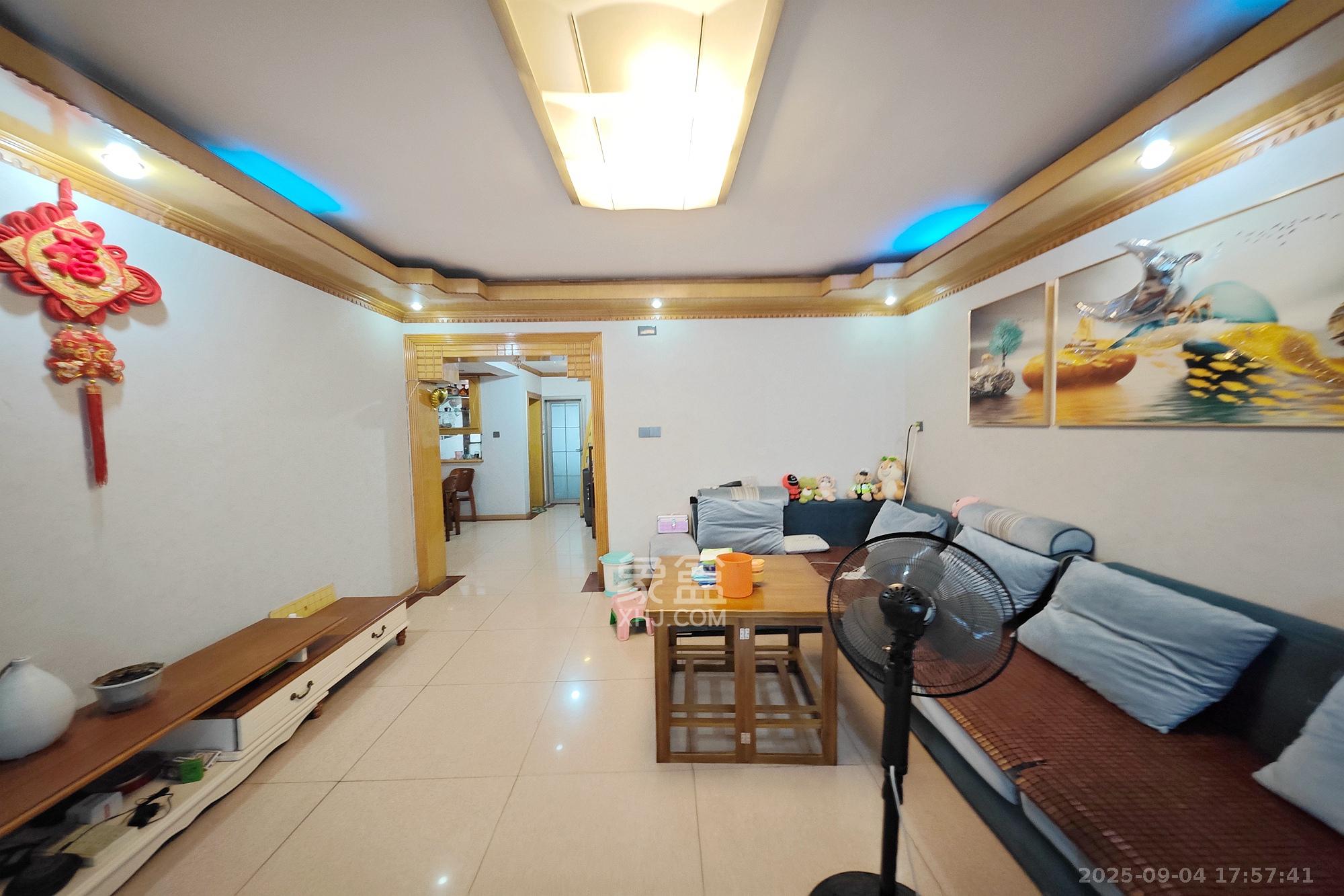 凤凰商贸城 3室2厅2卫 70.0万 凤凰商贸城 3室2厅2卫 70.0万客厅