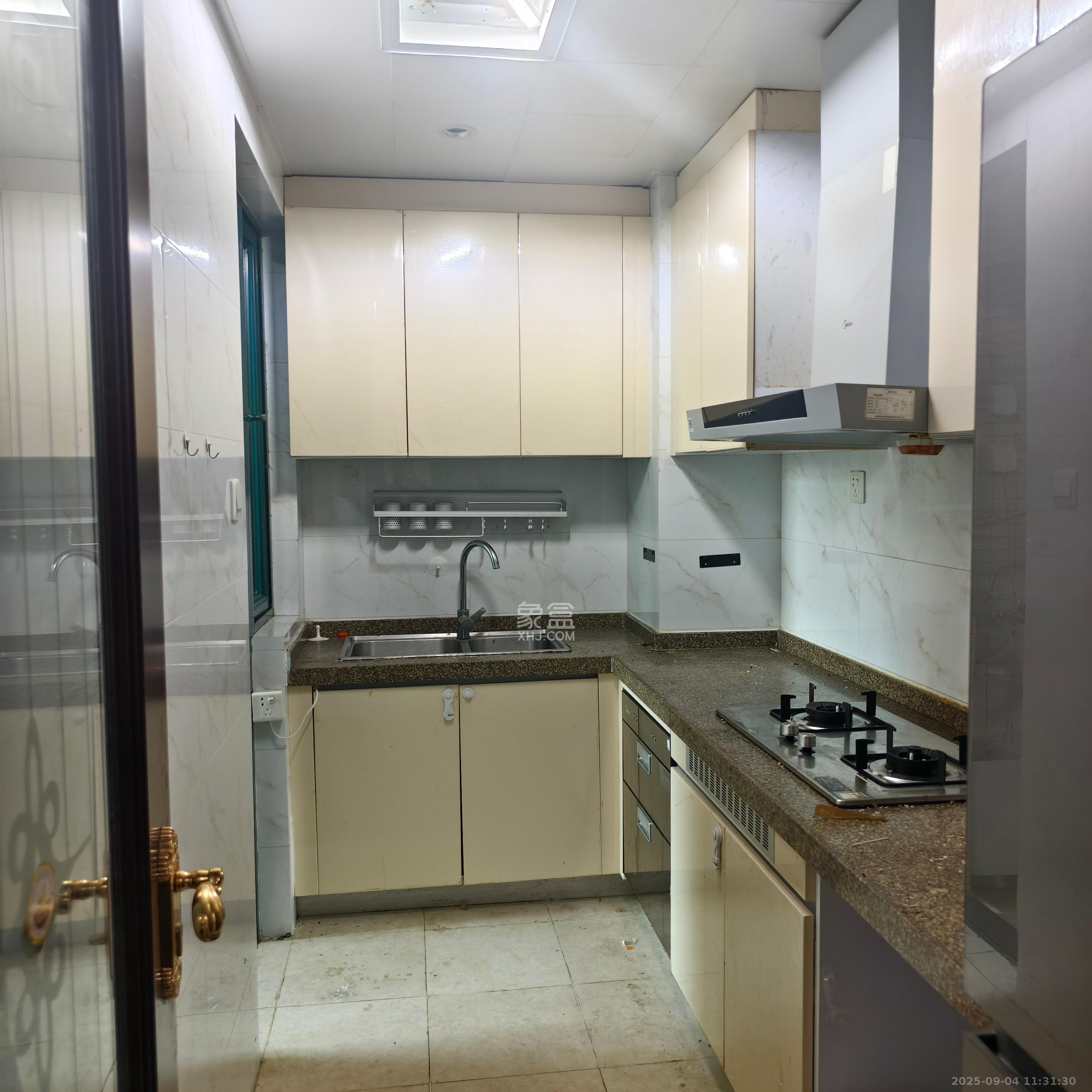 恒大雅苑 3室2厅2卫 2700.0元/月 恒大雅苑 3室2厅2卫 2700.0元/月室内图