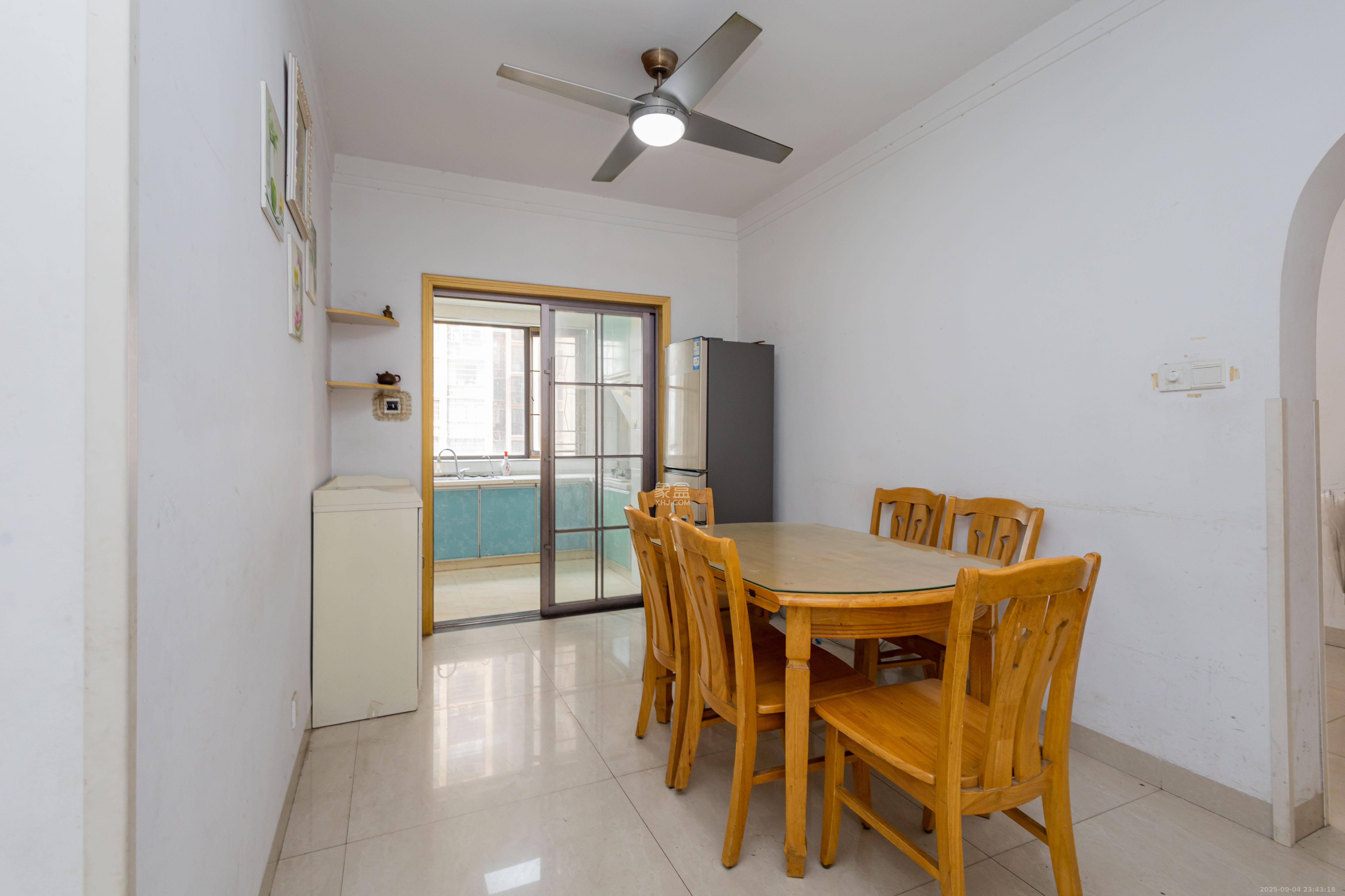 旭辉华庭 4室1厅2卫 75.0万 旭辉华庭 4室1厅2卫 75.0万客厅