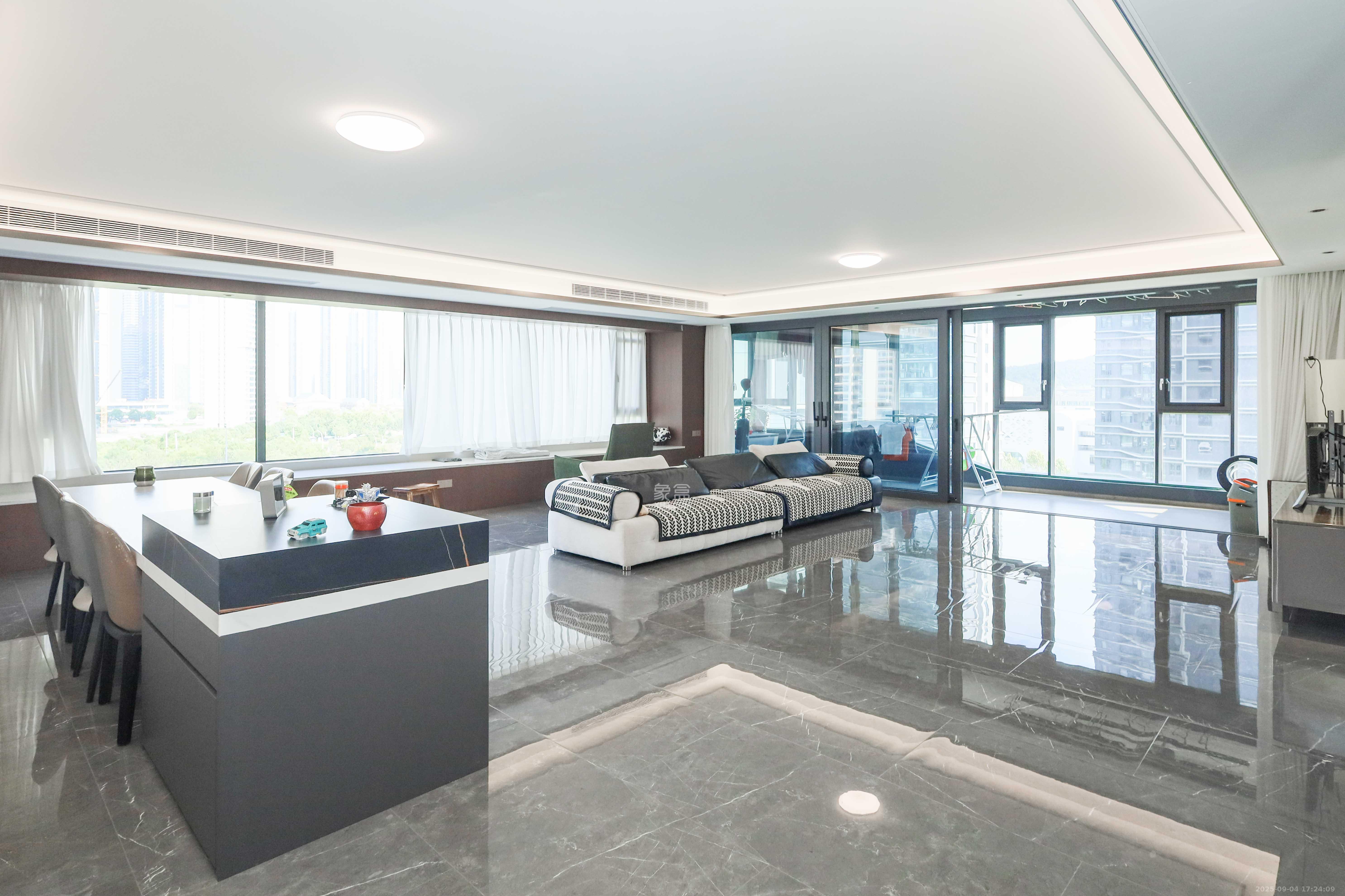 绿城招商桂语雲峯 5室2厅3卫 458.0万 绿城招商桂语雲峯 5室2厅3卫 458.0万客厅