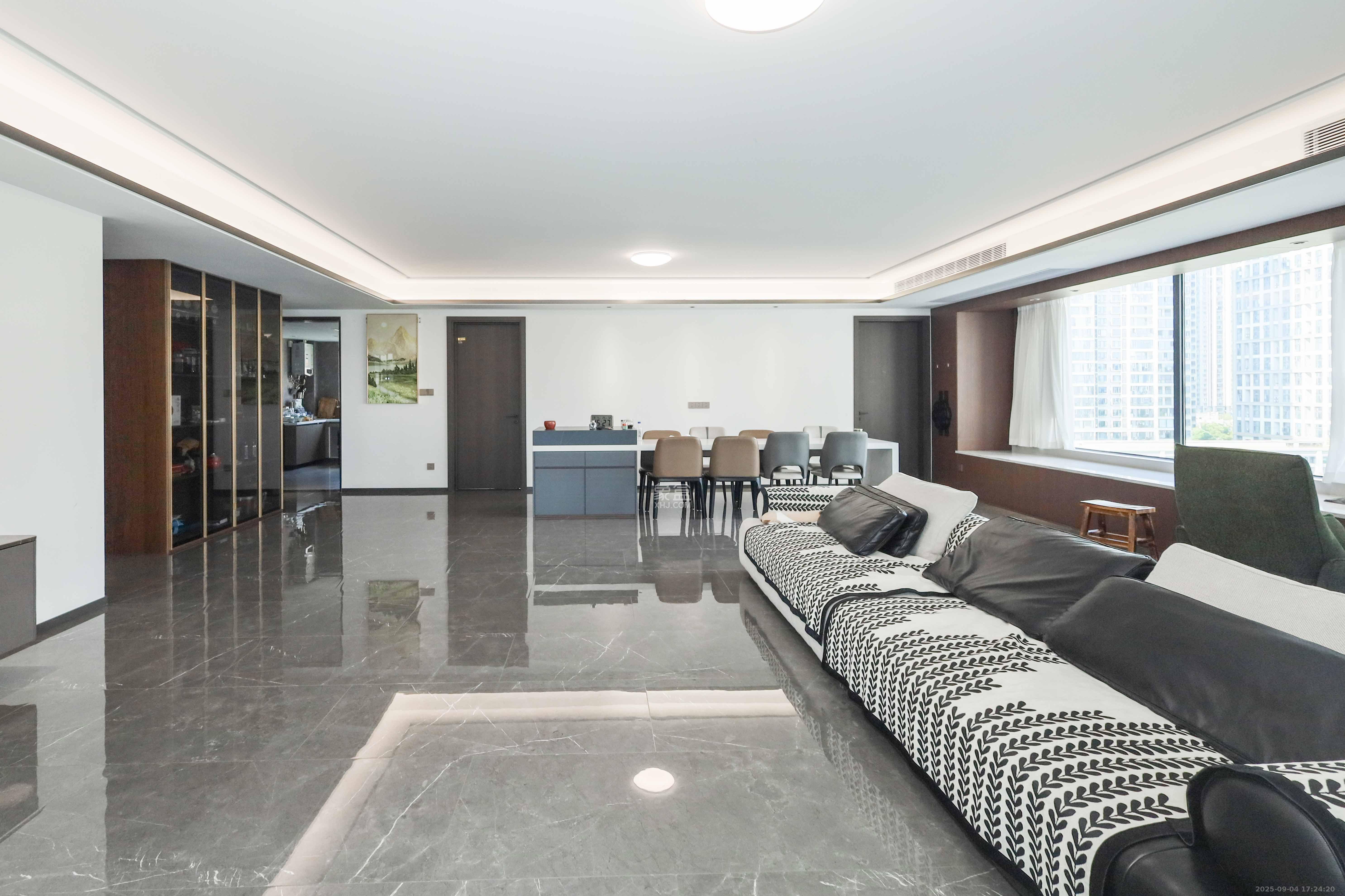 绿城招商桂语雲峯 5室2厅3卫 458.0万 绿城招商桂语雲峯 5室2厅3卫 458.0万客厅